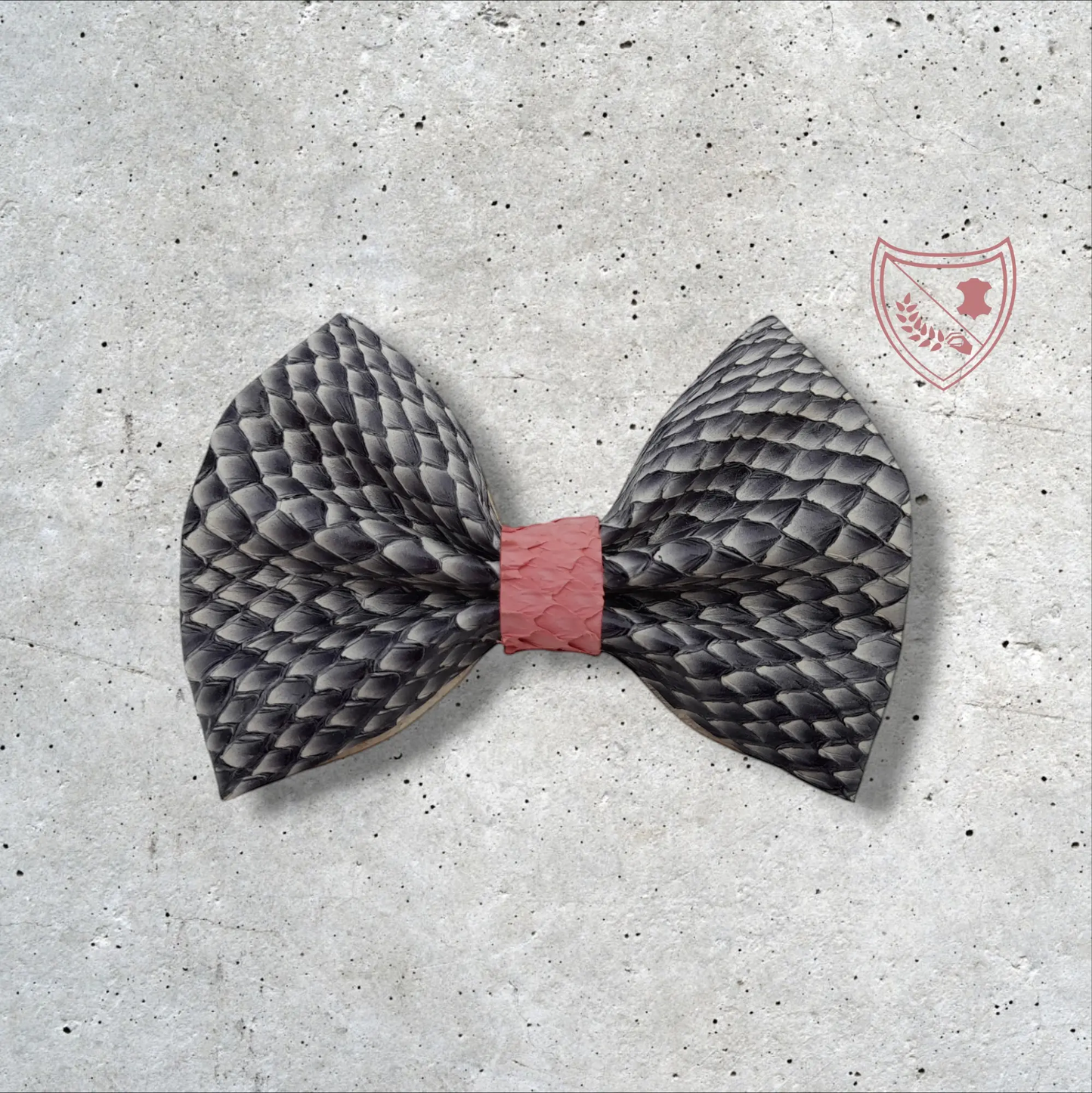 Nœud papillon cuir de saumon homme | femme blanc et noir centre rose, fabriqué en Belgique, vue de face