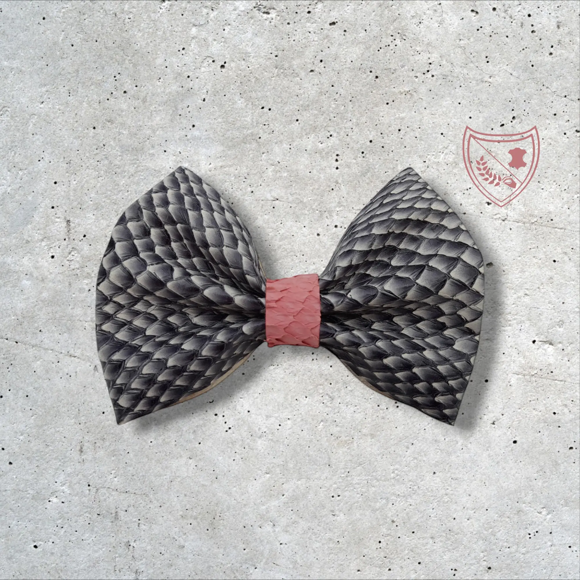 Nœud papillon cuir de saumon homme | femme blanc et noir centre rose, fabriqué en Belgique, vue de face