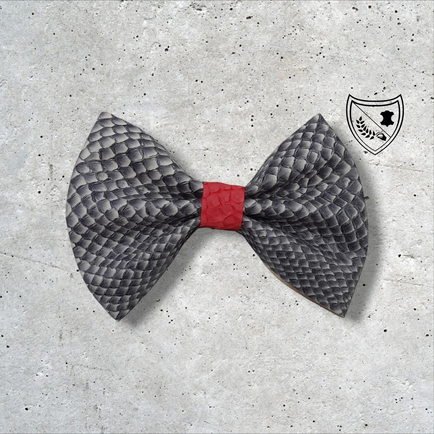 Nœud papillon cuir de saumon homme | femme blanc et noir centre rouge , fabriqué en Belgique, vue de face