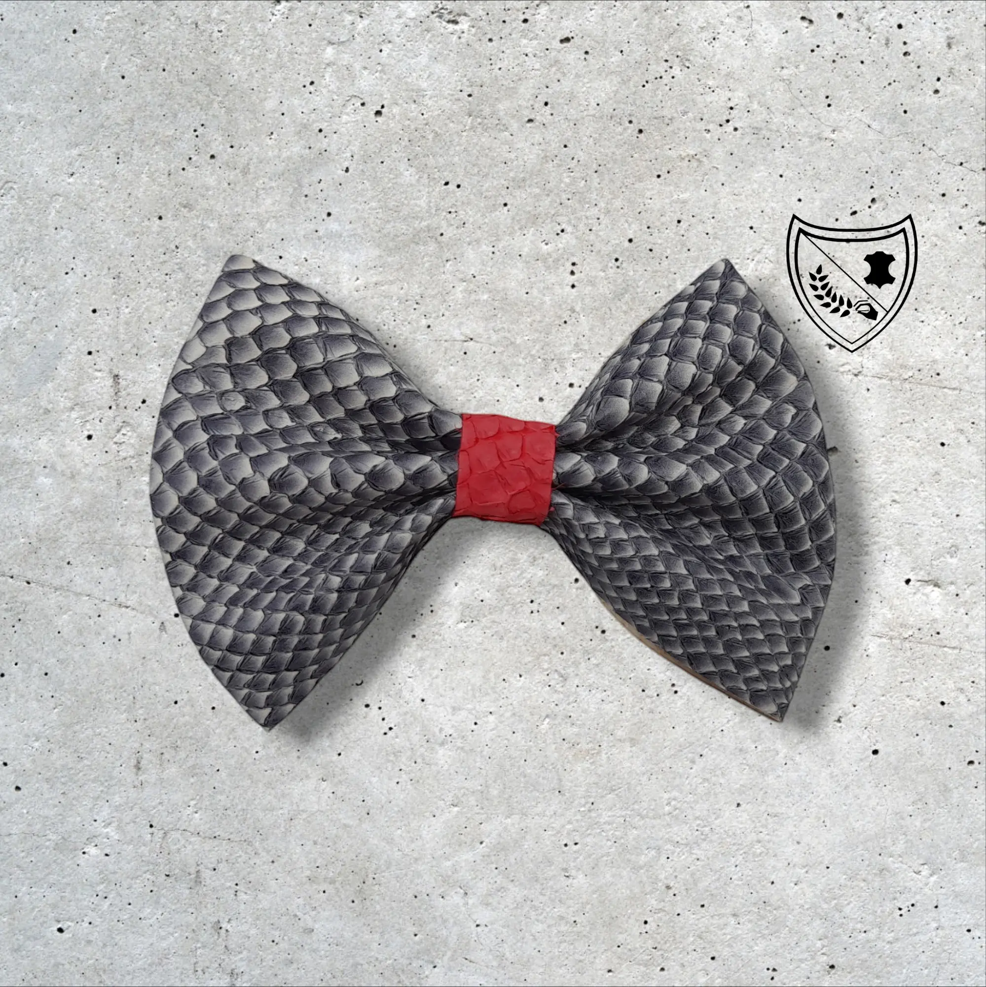 Nœud papillon cuir de saumon homme | femme blanc et noir centre rouge , fabriqué en Belgique, vue de face