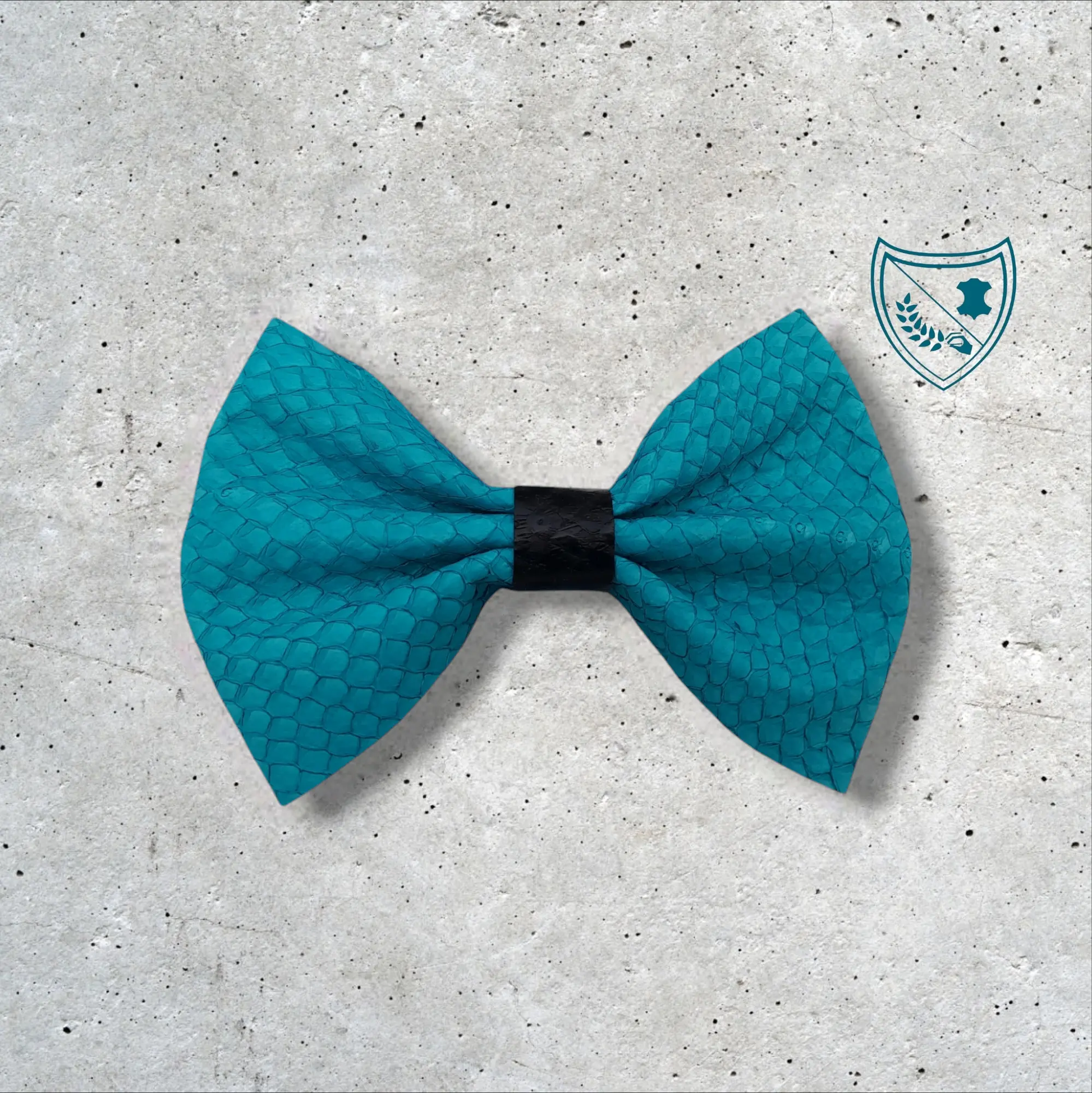 Nœud papillon cuir de saumon homme | femme bleu azure centre noir, fabriqué en Belgique, vue de face