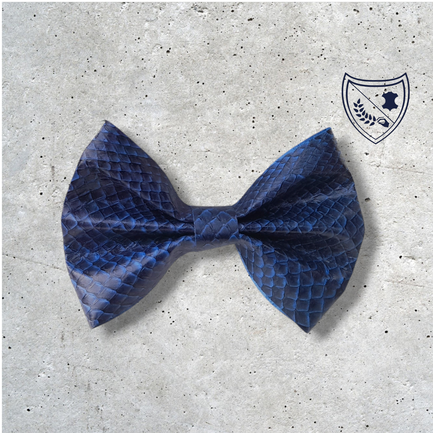 Nœud papillon cuir de saumon homme | femme bleu marine et noir, fabriqué en Belgique, vue de face