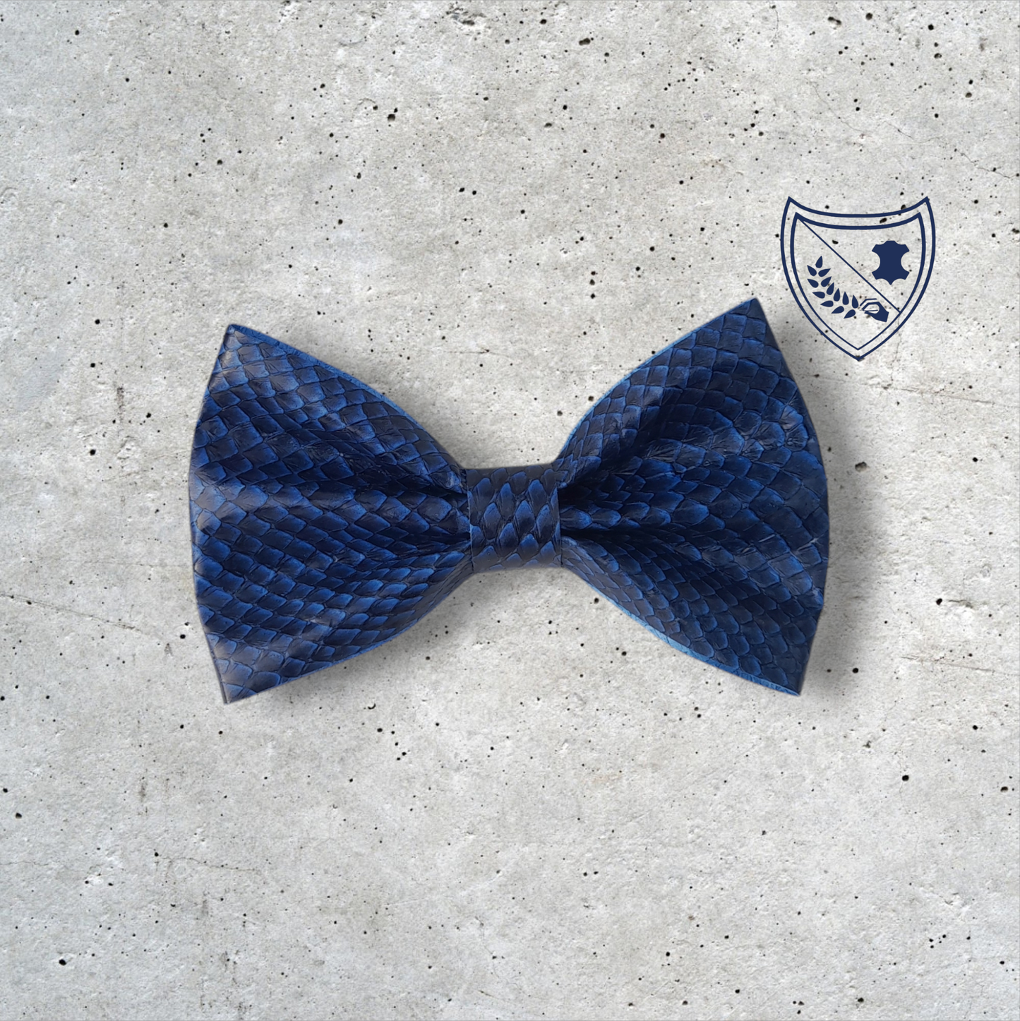 Nœud papillon cuir de saumon homme | femme bleu et noir, fabriqué en Belgique, vue de face