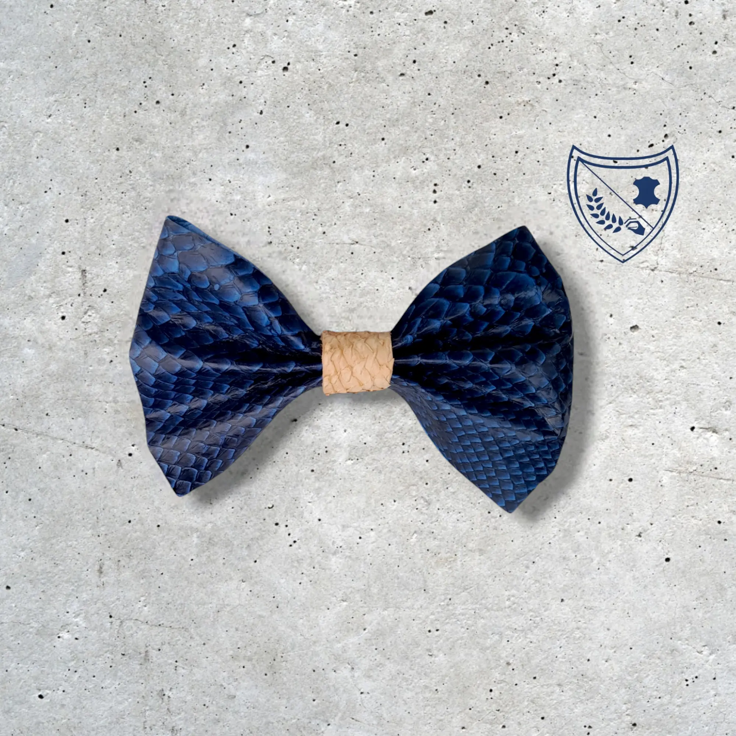 Nœud papillon cuir de saumon homme | femme bleu marine et noir centre beige, fabriqué en Belgique, vue de face