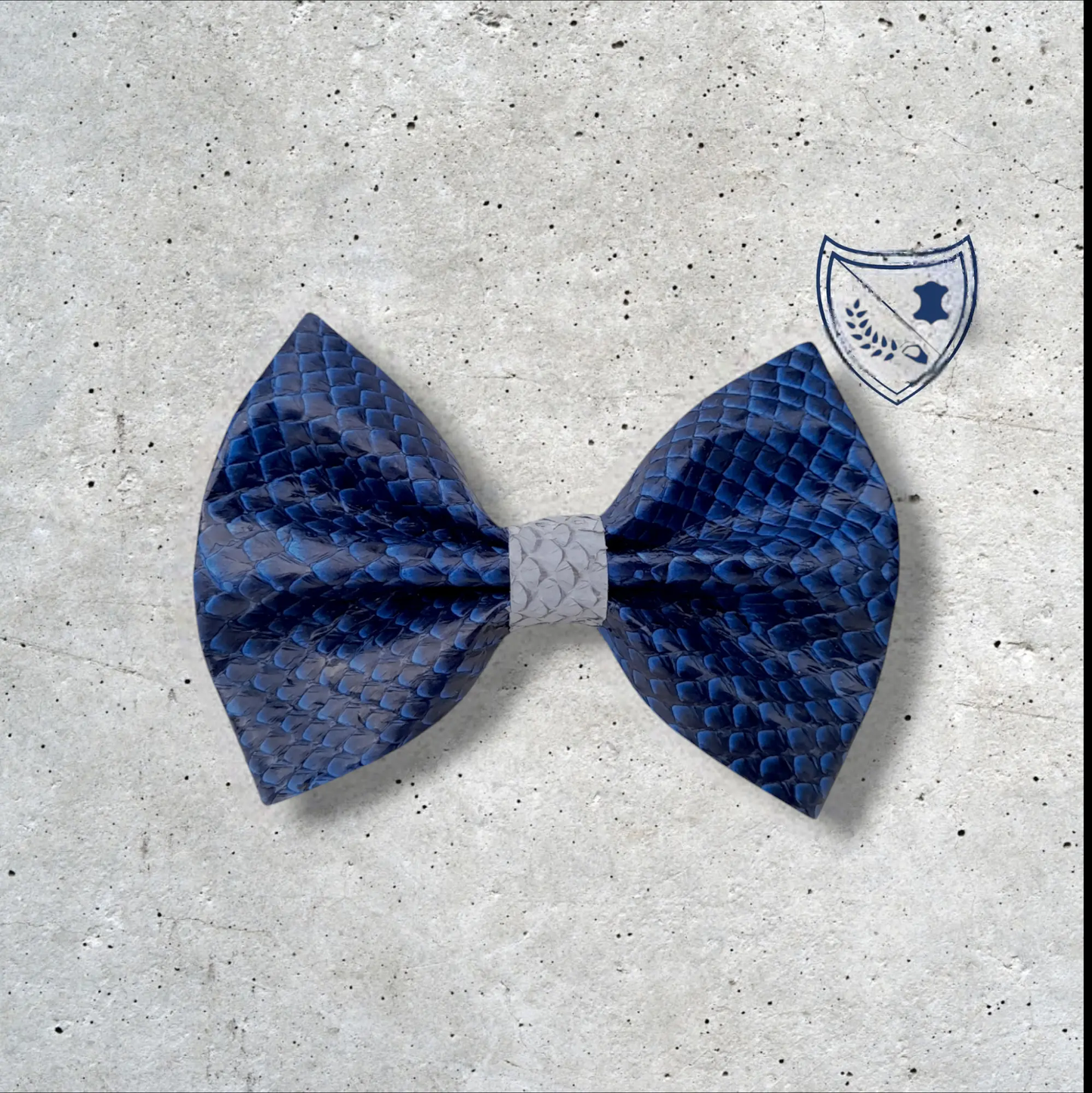 Nœud papillon cuir de saumon homme | femme bleu et noir centre gris clair, fabriqué en Belgique, vue de face