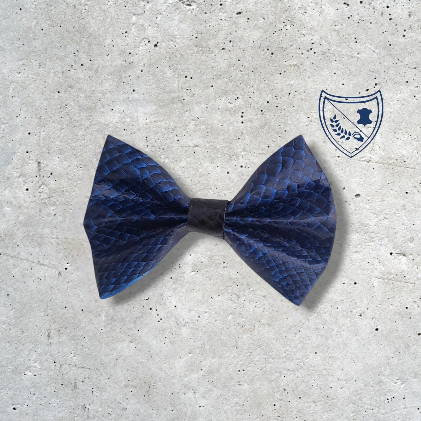 Nœud papillon cuir de saumon homme | femme bleu marine et noir, fabriqué en Belgique, vue de face