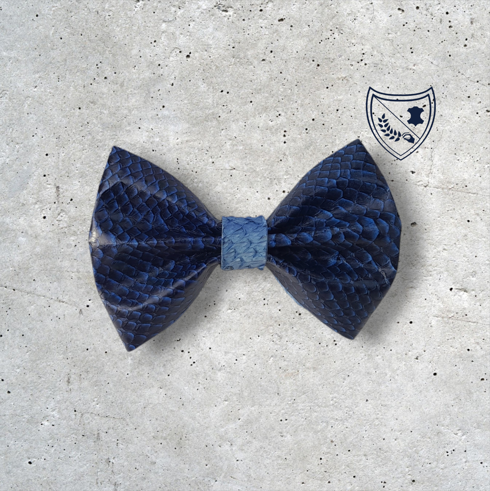 Nœud papillon cuir de saumon homme | femme bleu et noir centre roi, fabriqué en Belgique, vue de face