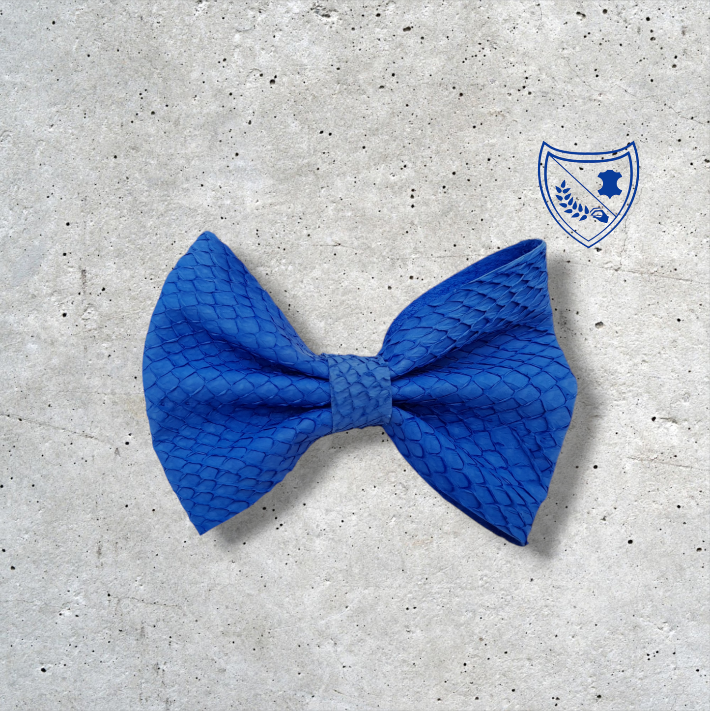 Nœud papillon cuir de saumon homme | femme bleu roi, fabriqué en Belgique, vue de face