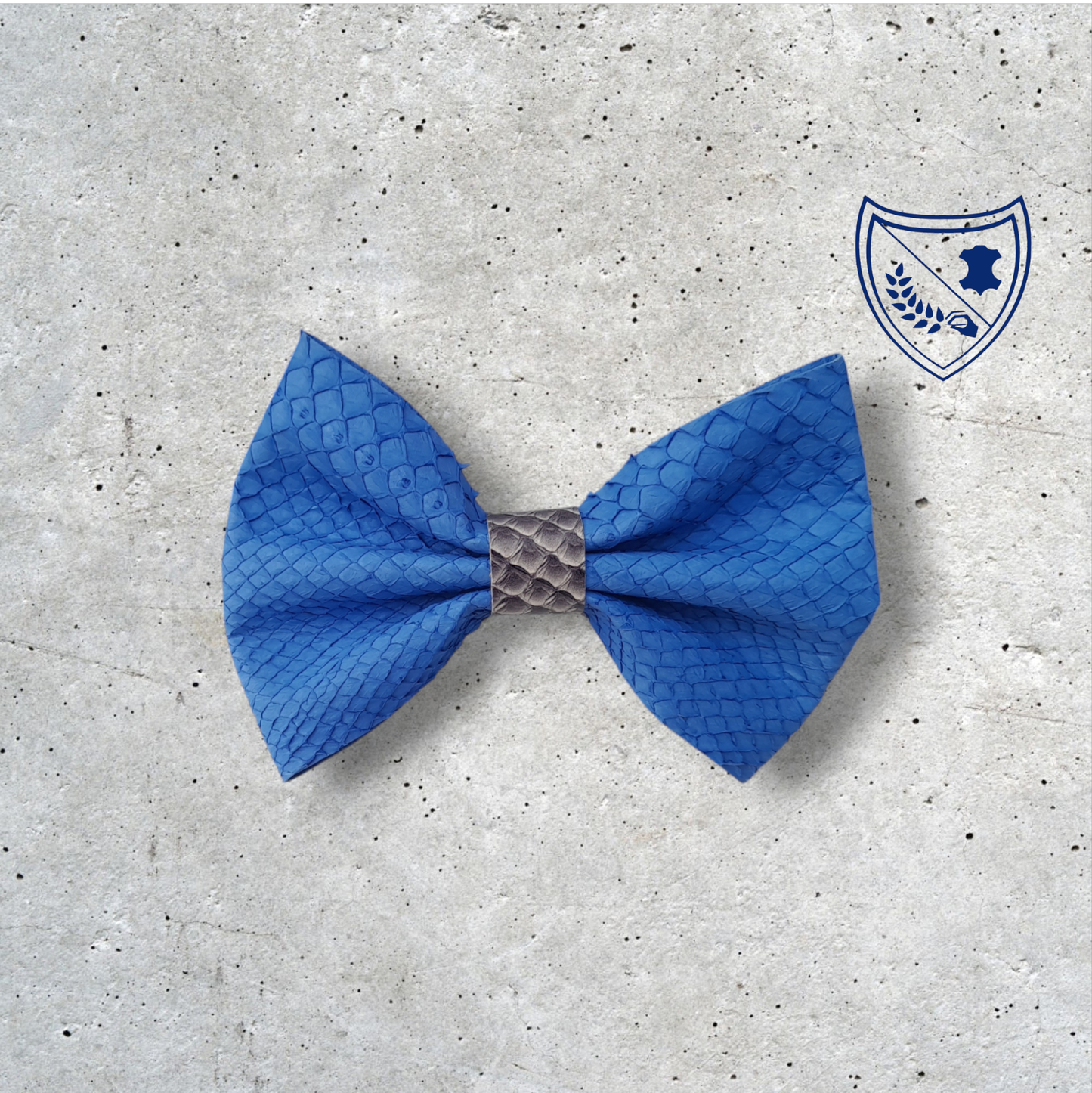 Nœud papillon cuir de saumon homme | femme bleu roi centre blanc et noir, fabriqué en Belgique, vue de face