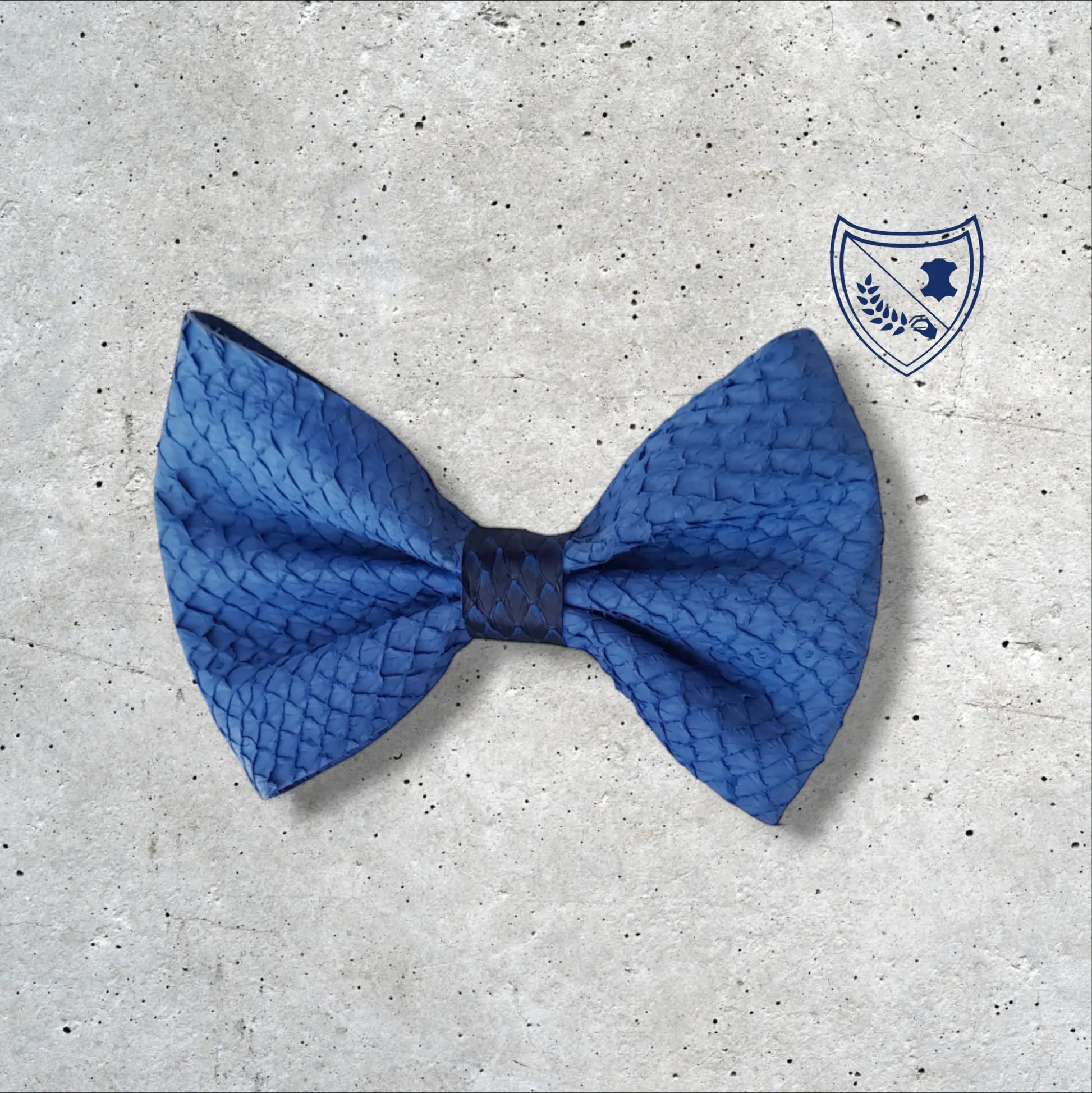 Nœud papillon cuir de saumon homme | femme bleu roi centre bleu et noir, fabriqué en Belgique, vue de face