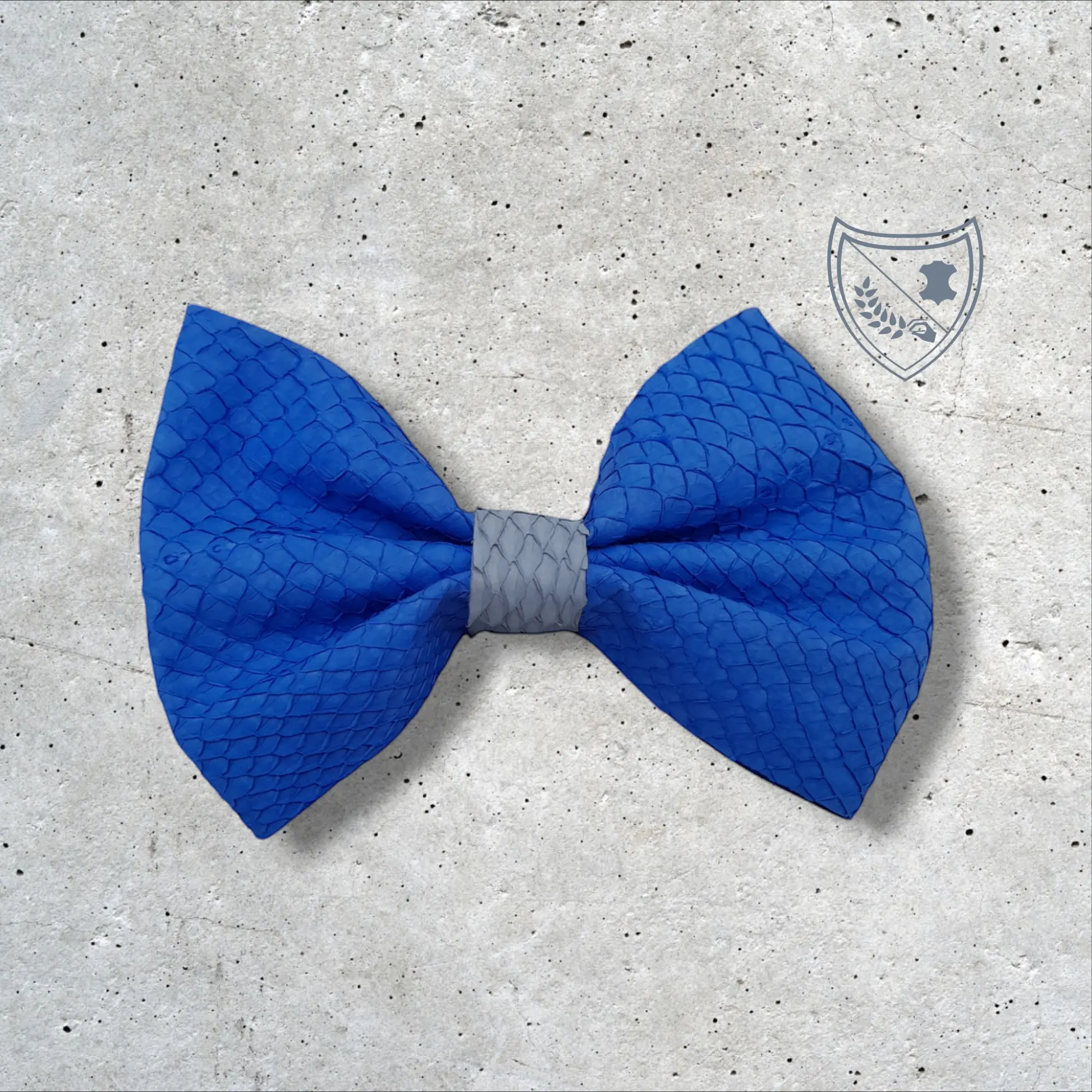 Nœud papillon cuir de saumon homme | femme bleu roi centre gris clair, fabriqué en Belgique, vue de face