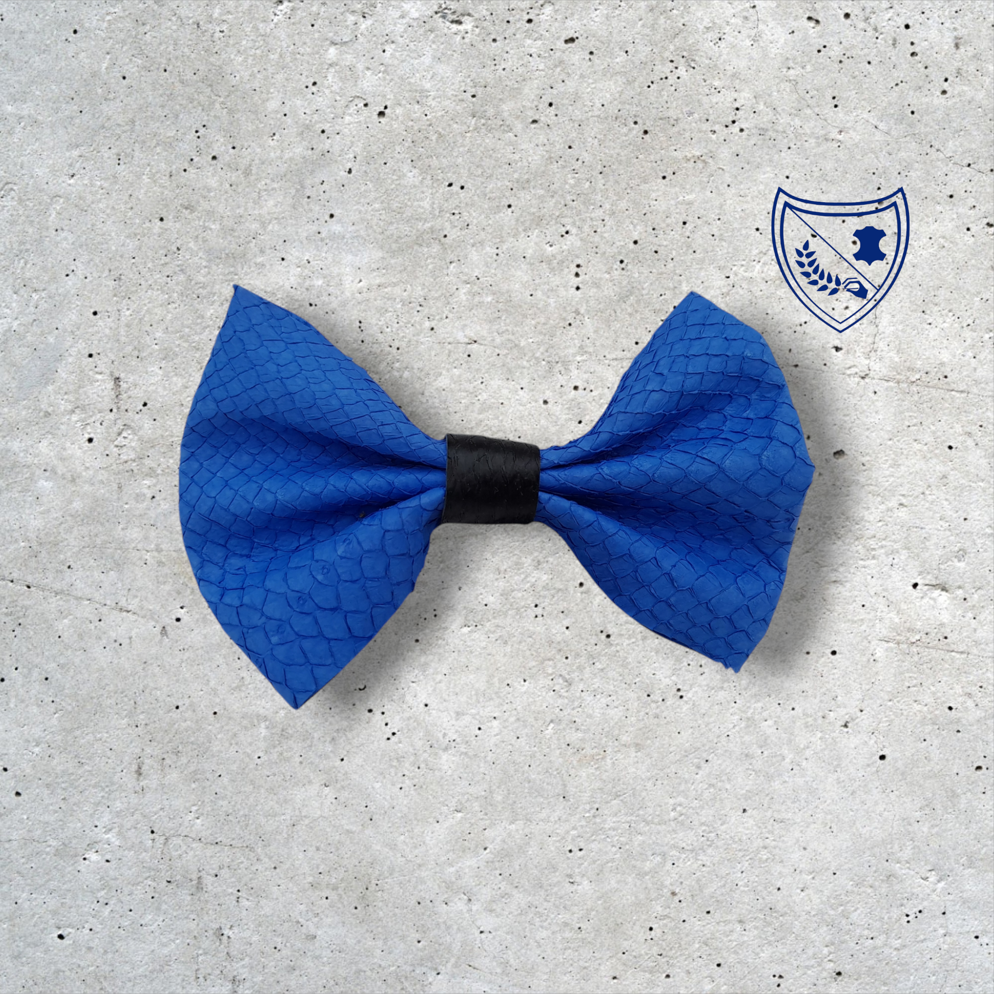 Nœud papillon cuir de saumon homme | femme bleu roi centre noir, fabriqué en Belgique, vue de face