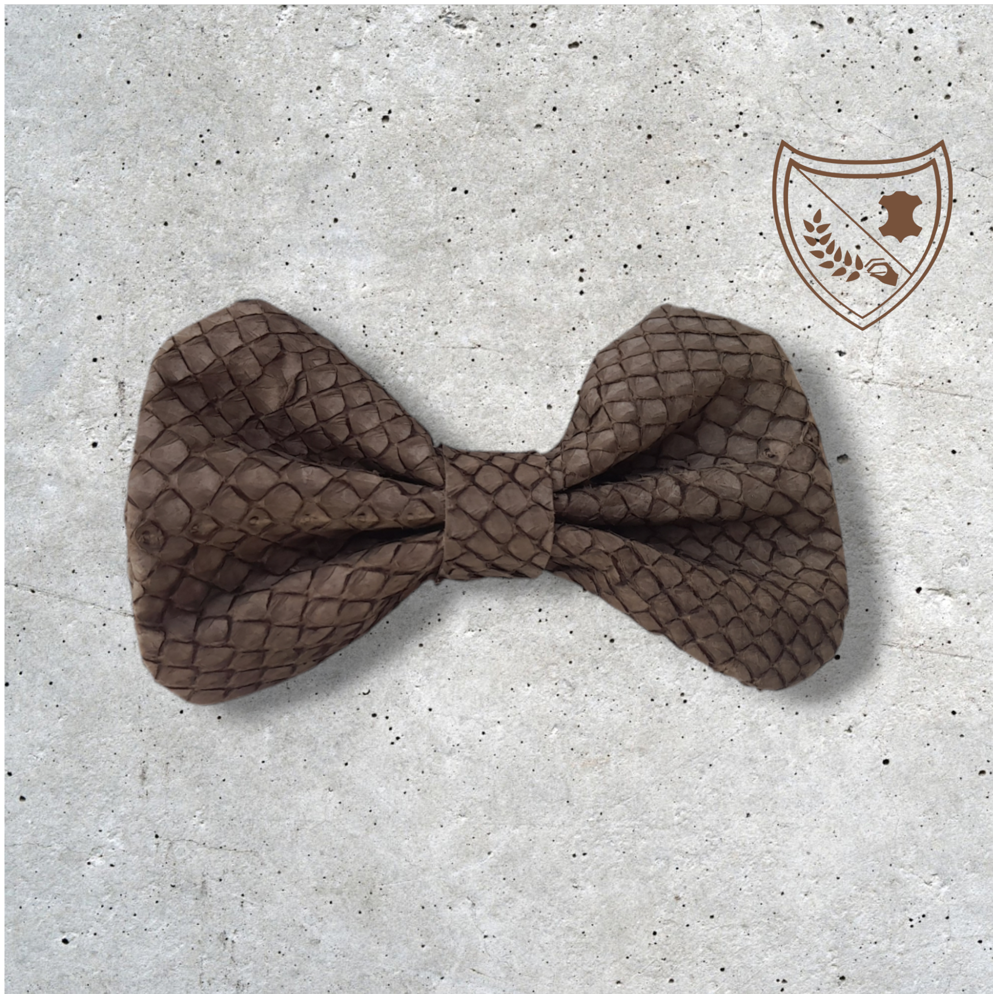 Nœud papillon cuir de saumon homme | femme brun kaki automne, fabriqué en Belgique, vue de face