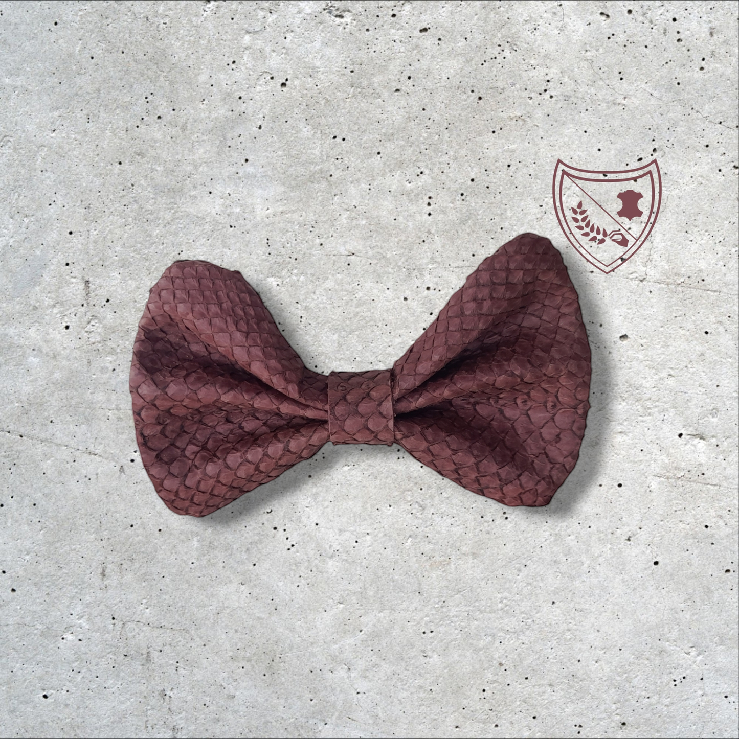 Nœud papillon cuir de saumon homme | femme brun, fabriqué en Belgique, vue de face