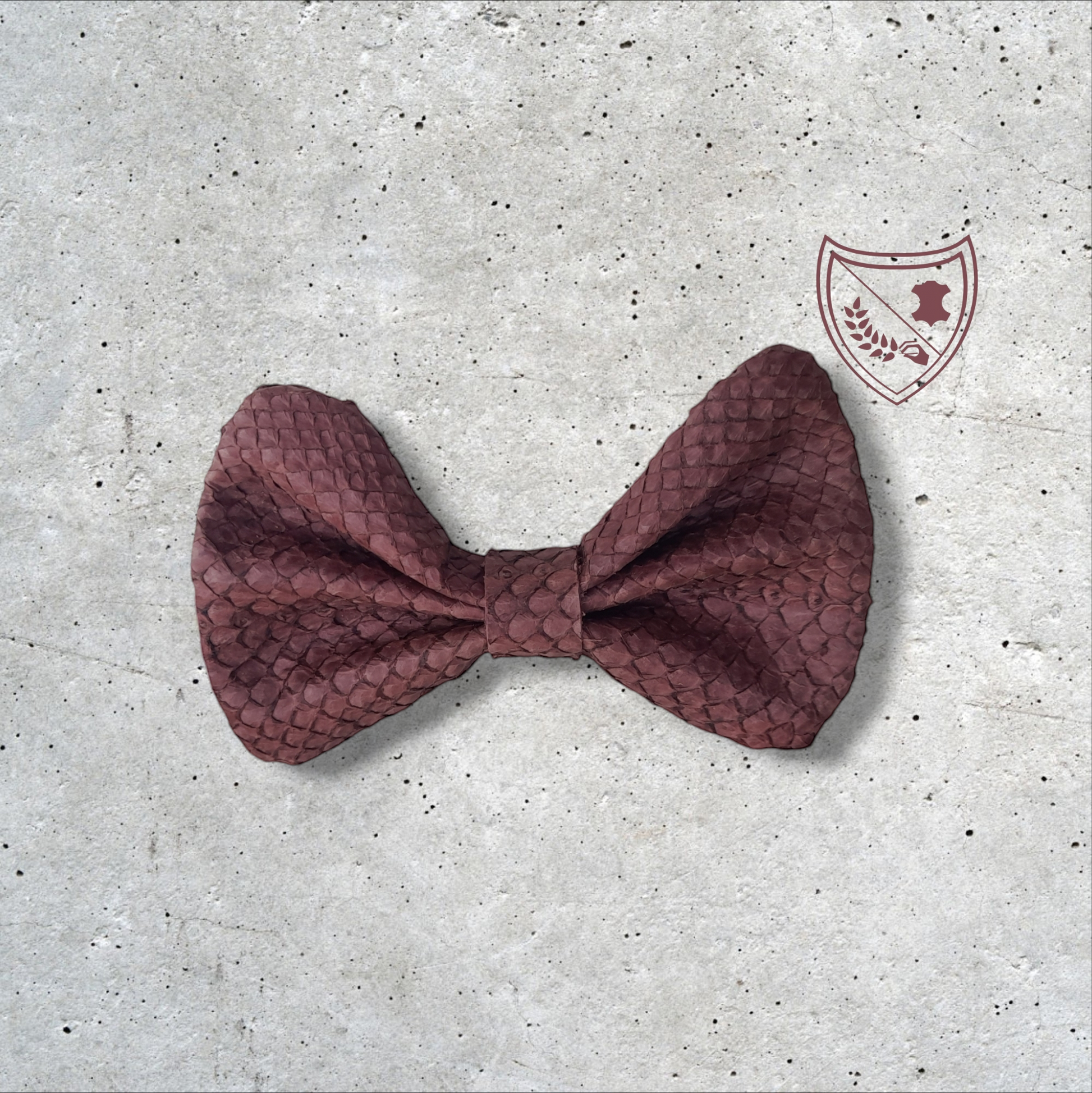 Nœud papillon cuir de saumon homme | femme brun, fabriqué en Belgique, vue de face