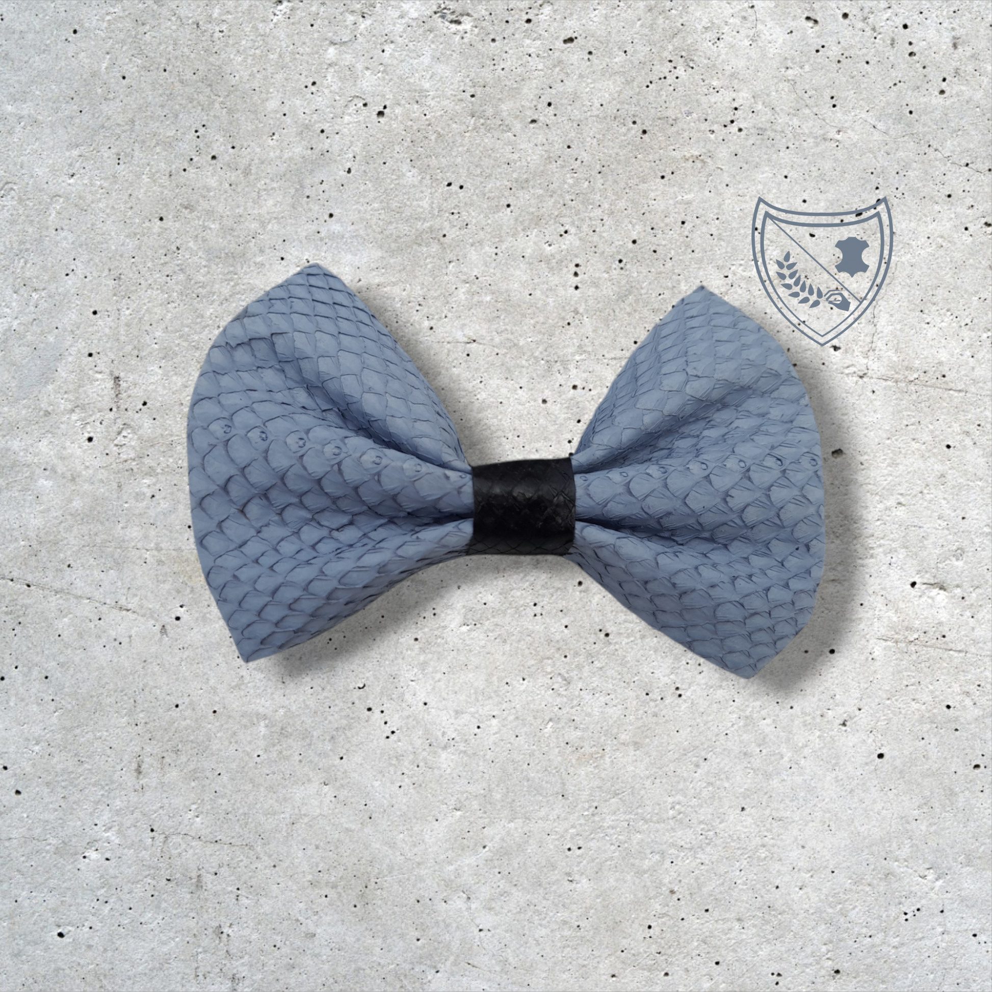 Nœud papillon cuir de saumon homme | femme gris centre noir, fabriqué en Belgique, vue de face