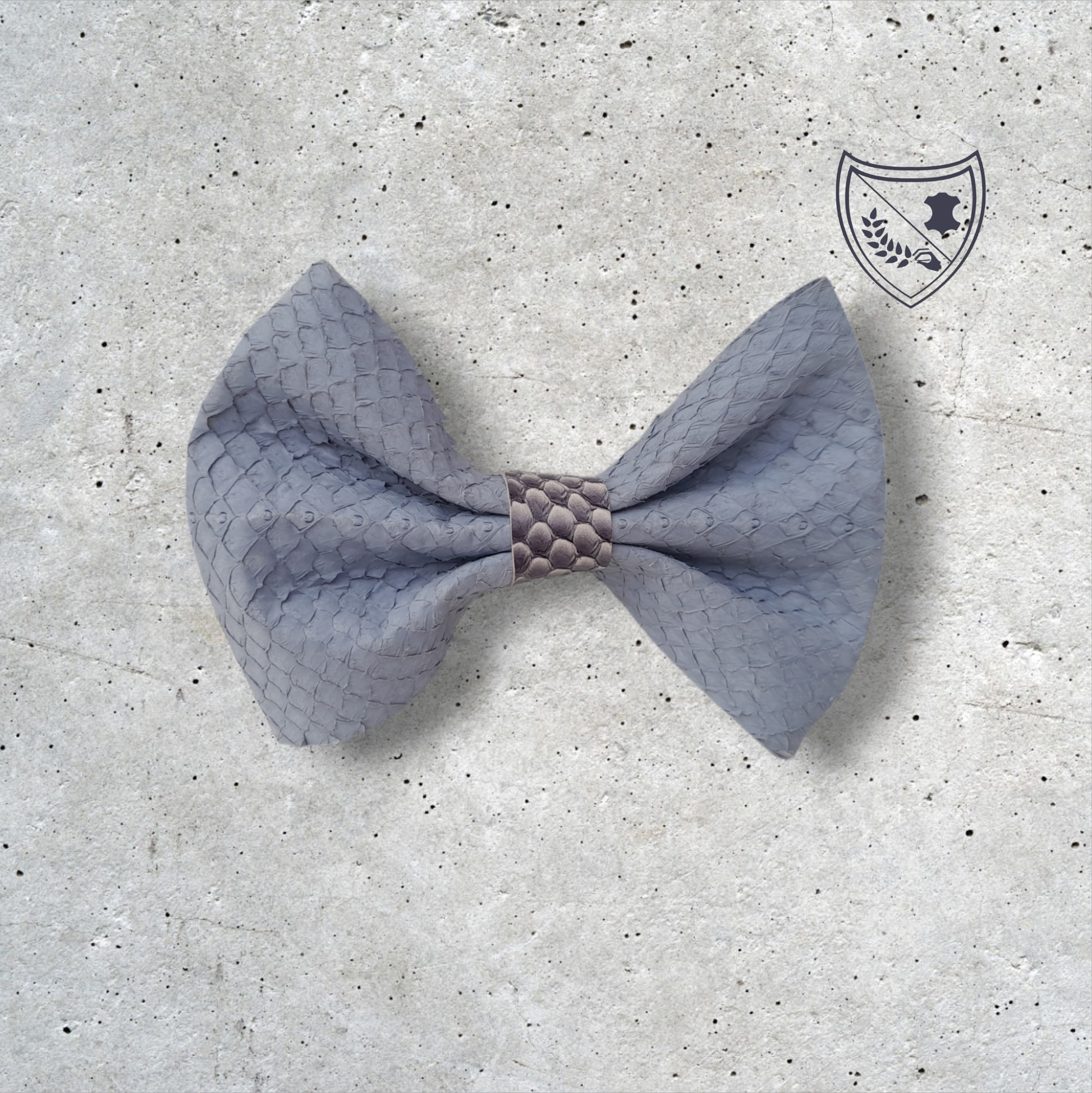 Nœud papillon cuir de saumon homme | femme gris clair centre blanc et noir, fabriqué en Belgique, vue de face