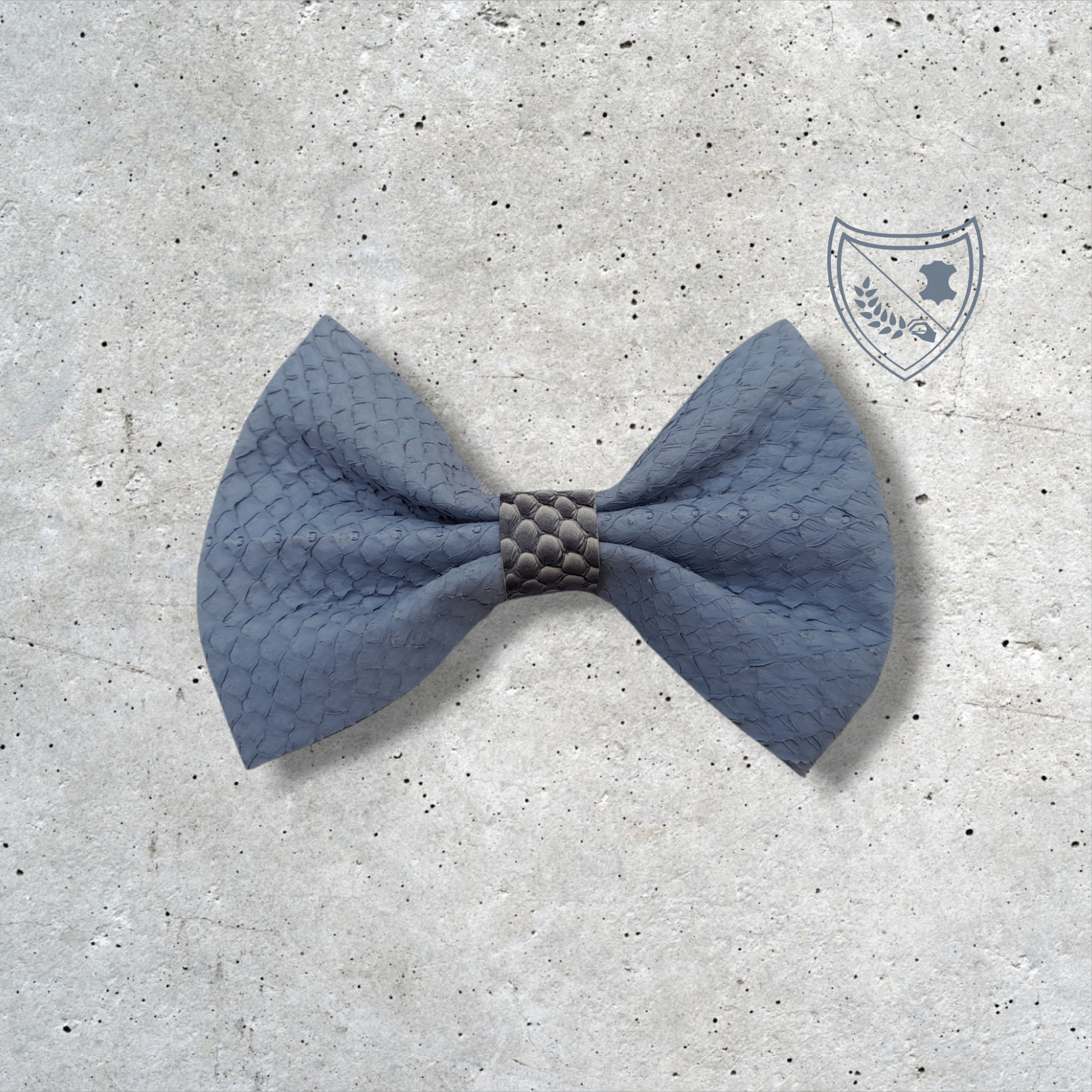 Nœud papillon cuir de saumon homme | femme gris clair centre blanc et noir, fabriqué en Belgique, vue de face