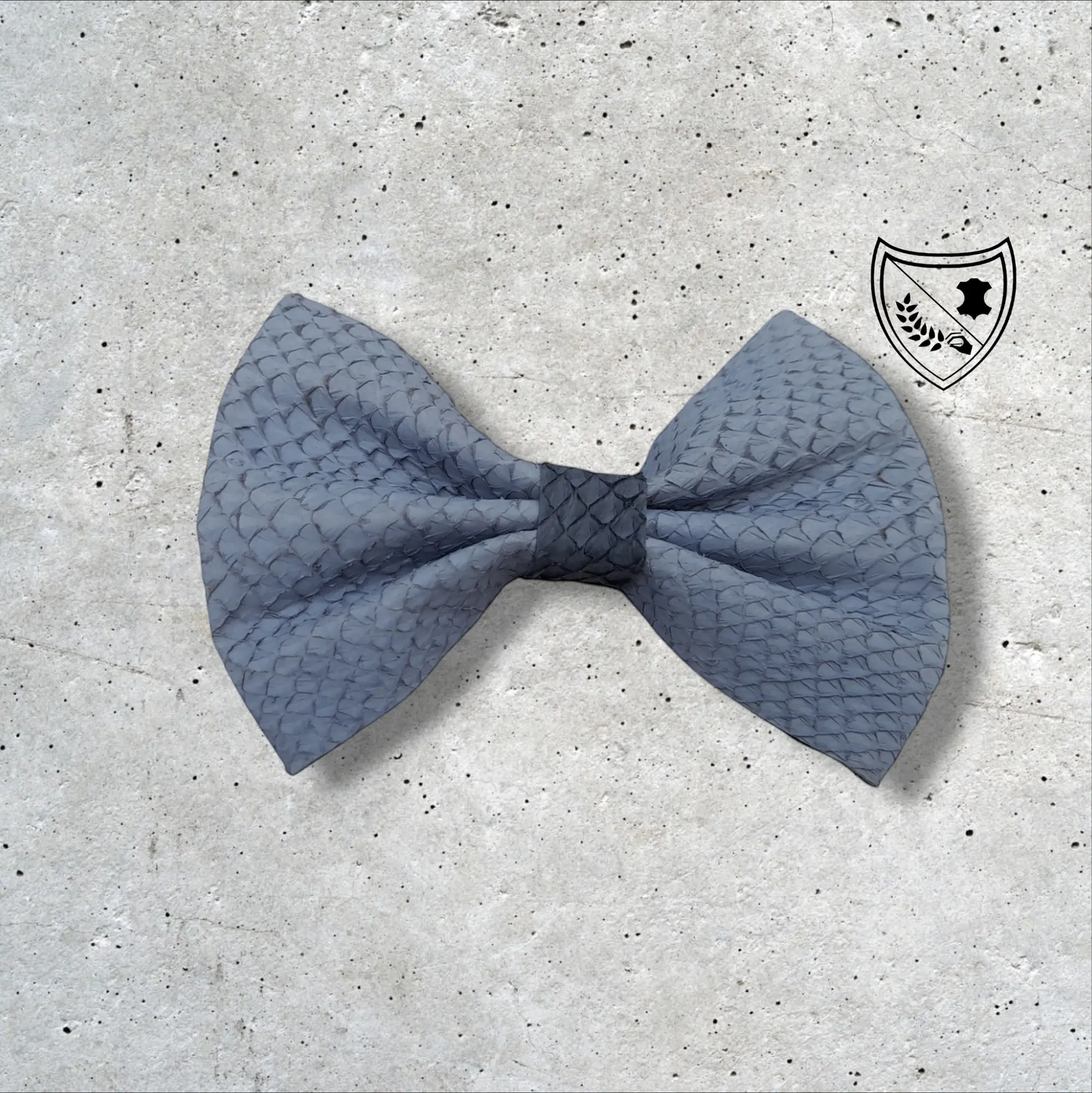 Nœud papillon cuir de saumon homme | femme gris, fabriqué en Belgique, vue de face