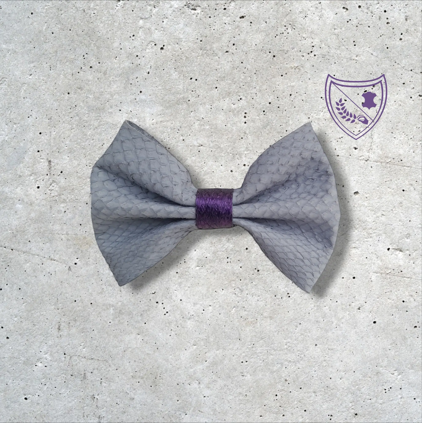 Nœud papillon cuir de saumon homme | femme gris centre mauve, fabriqué en Belgique, vue de face