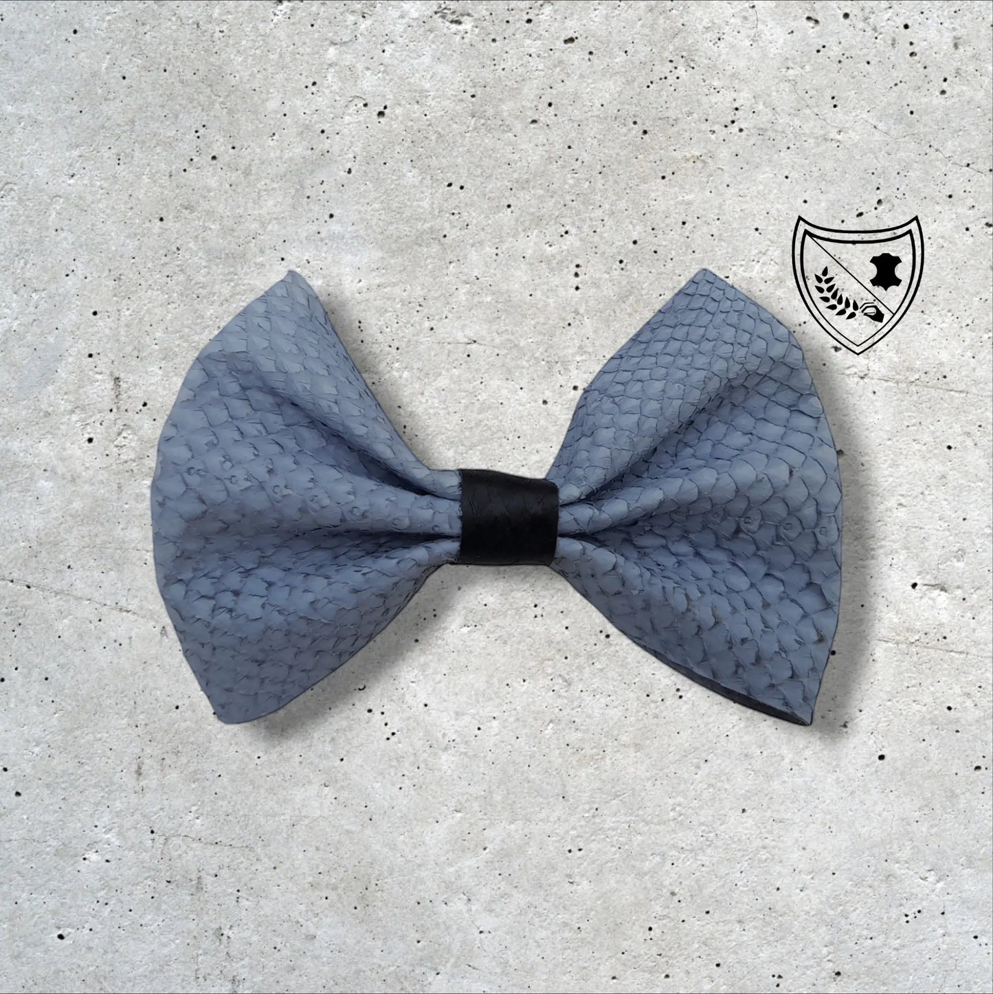 Nœud papillon cuir de saumon homme | femme gris centre noir, fabriqué en Belgique, vue de face