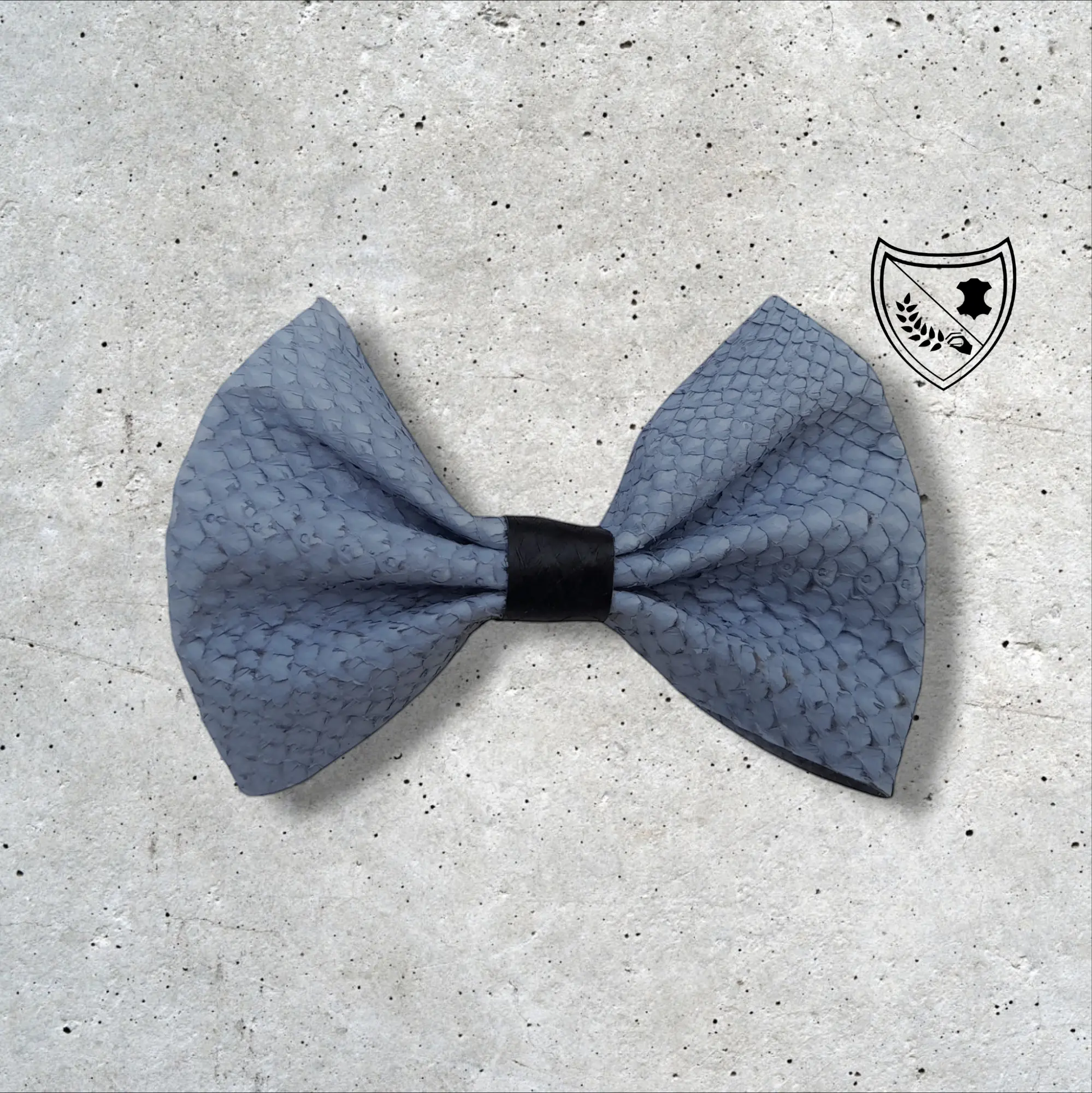 Nœud papillon cuir de saumon homme | femme gris centre noir, fabriqué en Belgique, vue de face