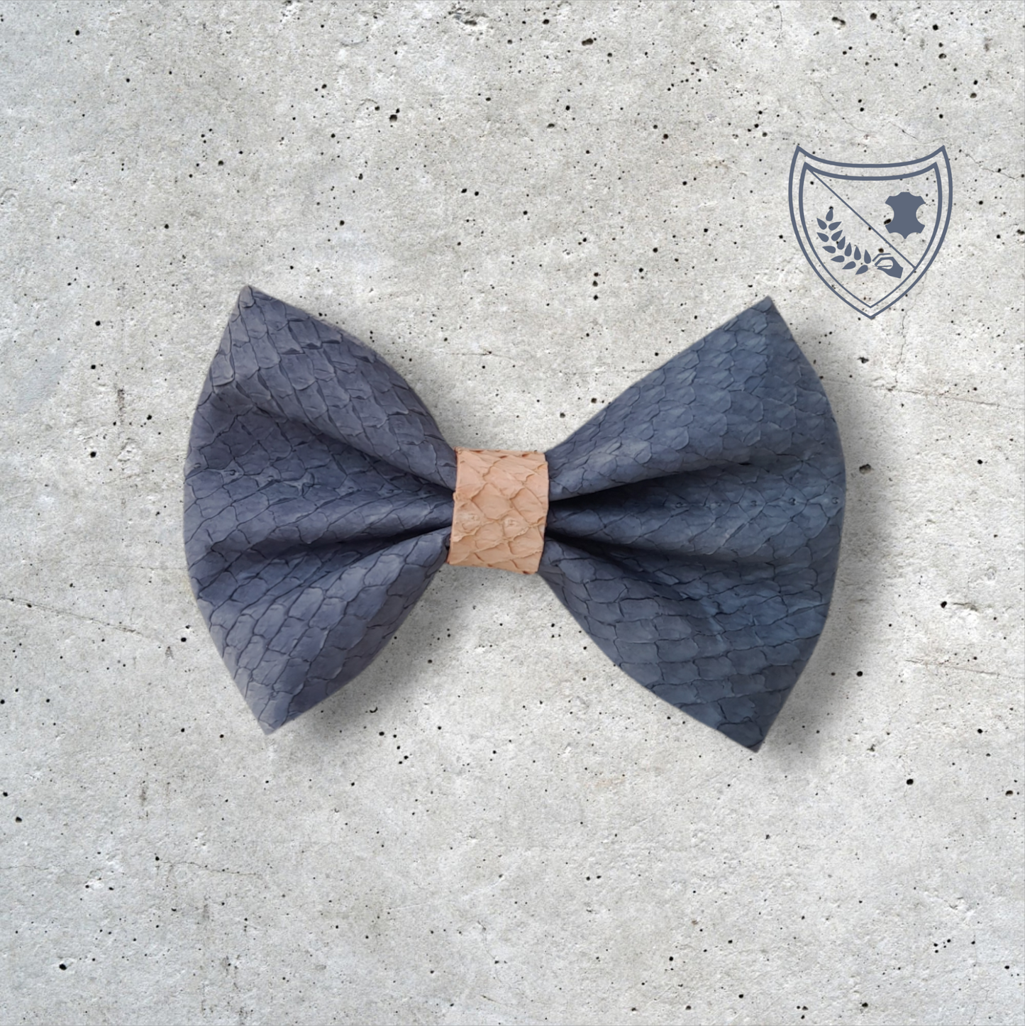 Nœud papillon cuir de saumon homme | femme gris centre beige, fabriqué en Belgique, vue de face