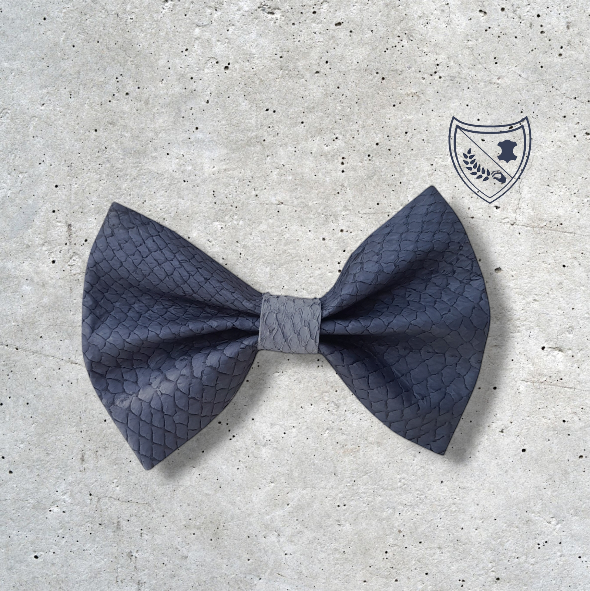 Nœud papillon cuir de saumon homme | femme gris , fabriqué en Belgique, vue de face