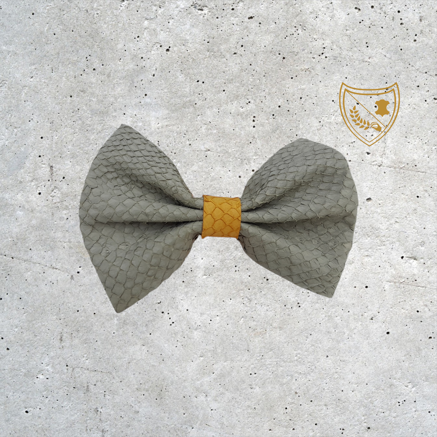 Nœud papillon cuir de saumon homme | femme gris vert centre jaune moutard, fabriqué en Belgique, vue de face