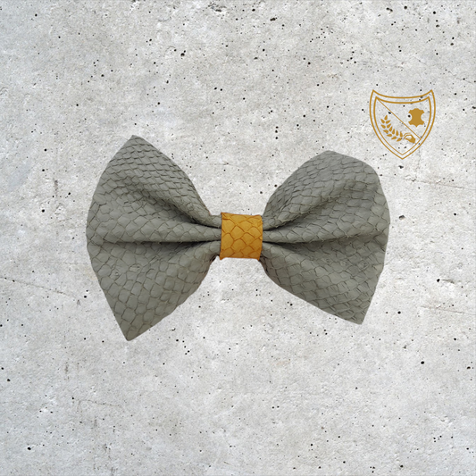 Nœud papillon cuir de saumon homme | femme gris vert centre jaune moutard, fabriqué en Belgique, vue de face