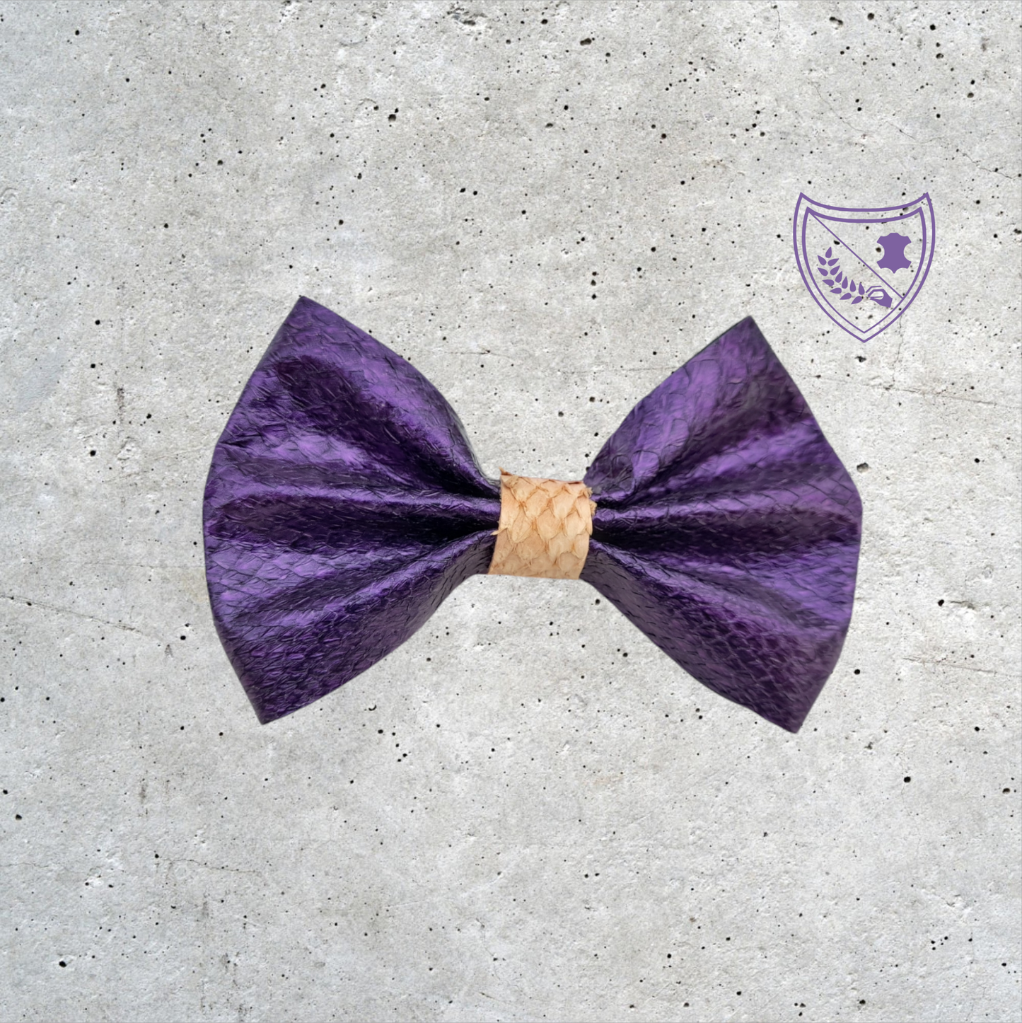 Nœud papillon cuir de saumon homme | femme mauve centre beige, fabriqué en Belgique, vue de face