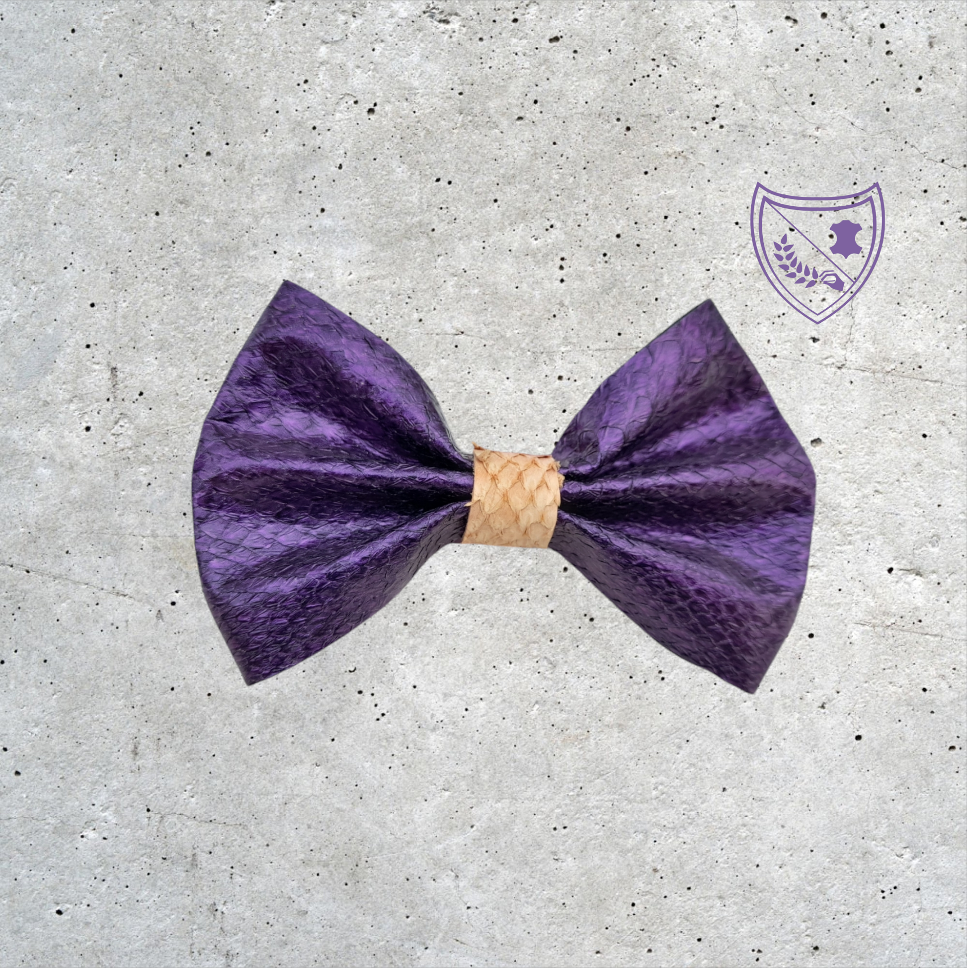 Nœud papillon cuir de saumon homme | femme mauve centre beige, fabriqué en Belgique, vue de face