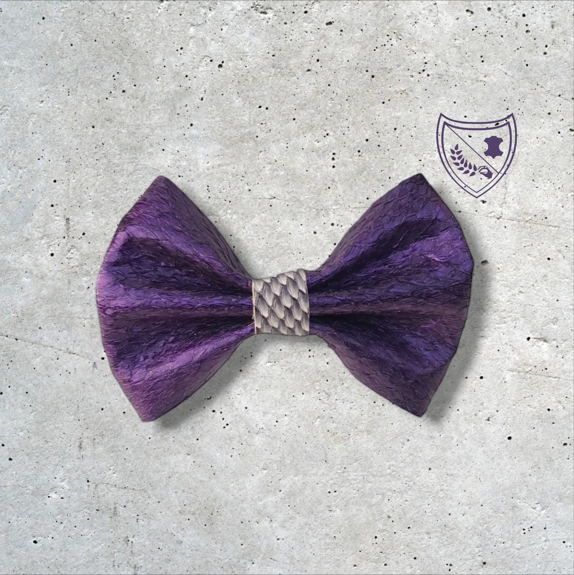 Nœud papillon cuir de saumon homme | femme mauve centre blanc et noir, fabriqué en Belgique, vue de face