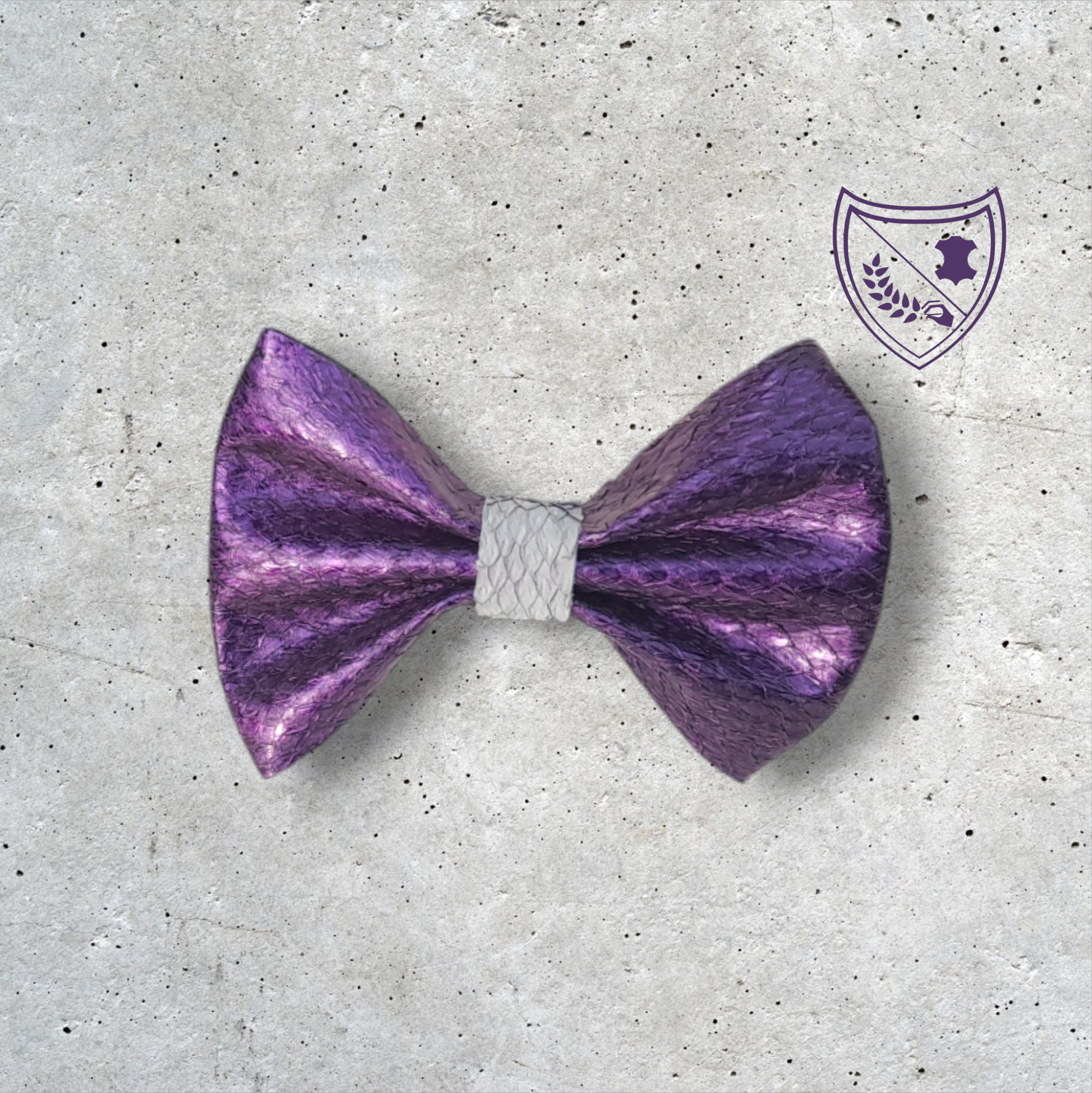 Nœud papillon cuir de saumon homme | femme mauve centre gris, fabriqué en Belgique, vue de face