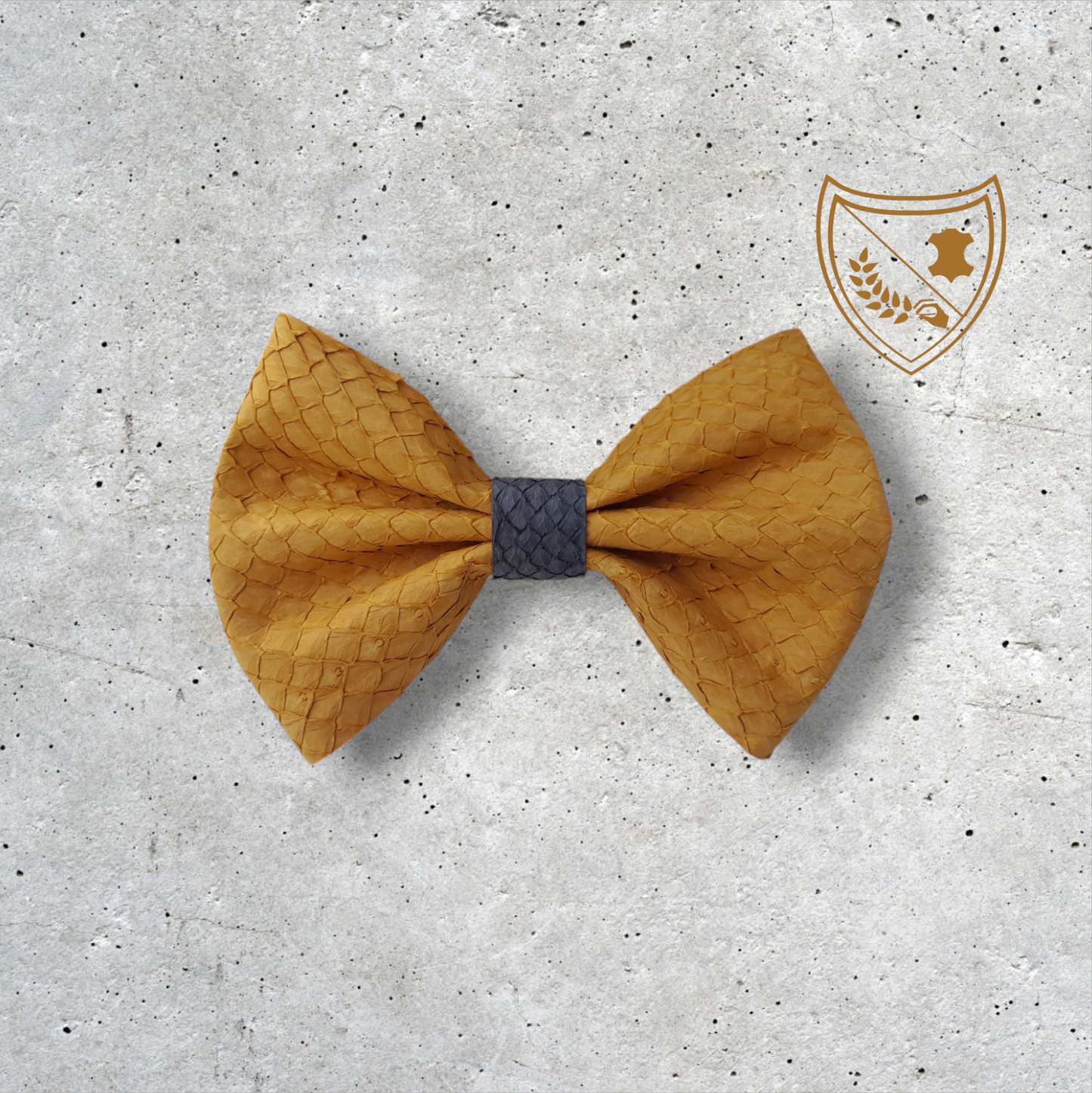Nœud papillon cuir de saumon homme | femme jaune moutarde centre gris foncé, fabriqué en Belgique, vue de face