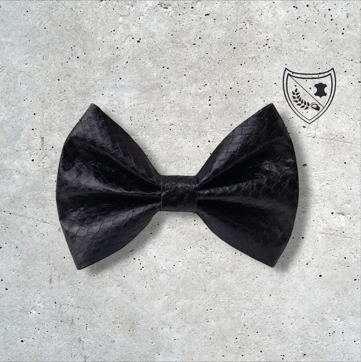 Nœud papillon cuir de saumon homme | femme noir, fabriqué en Belgique, vue de face