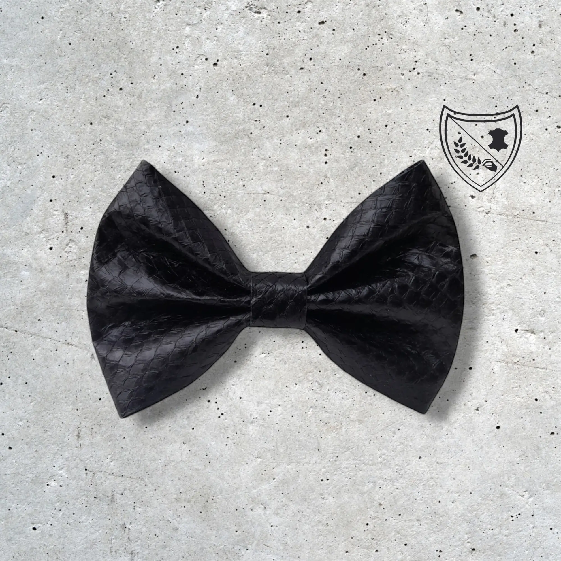 Nœud papillon cuir de saumon homme | femme noir, fabriqué en Belgique, vue de face