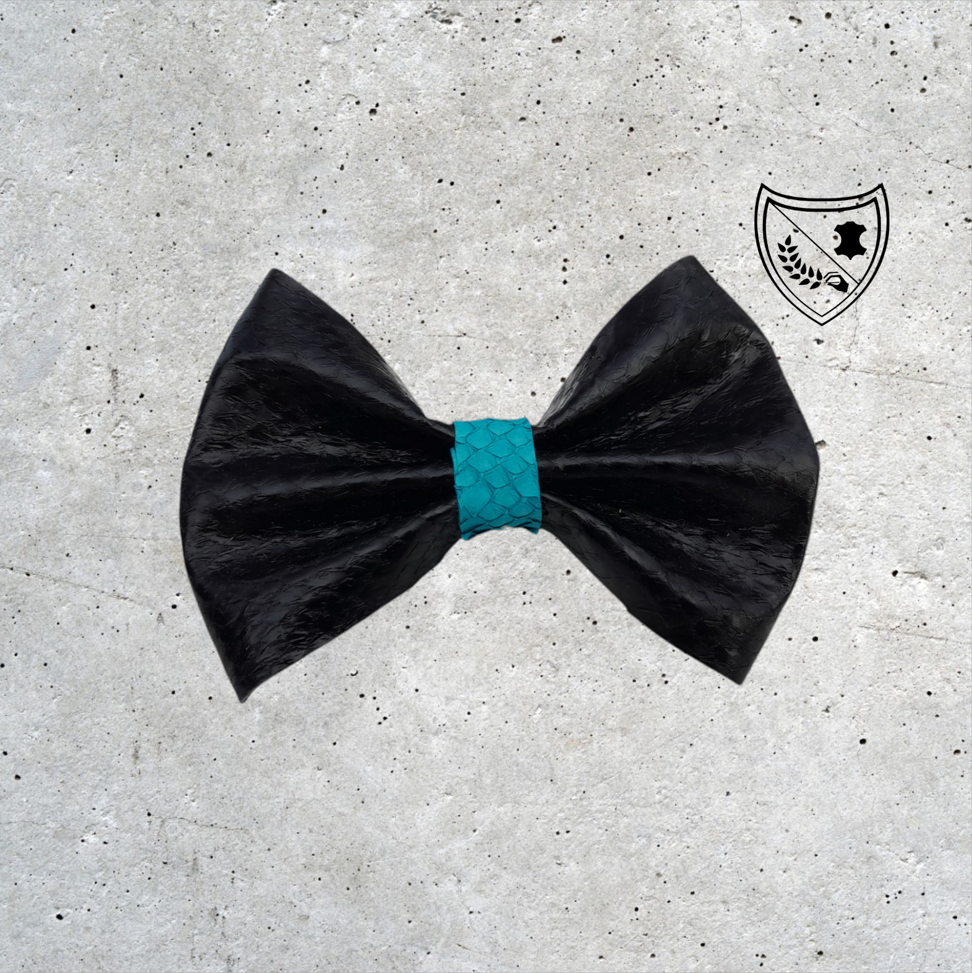 Nœud papillon cuir de saumon homme | femme noir centre bleu azur, fabriqué en Belgique, vue de face