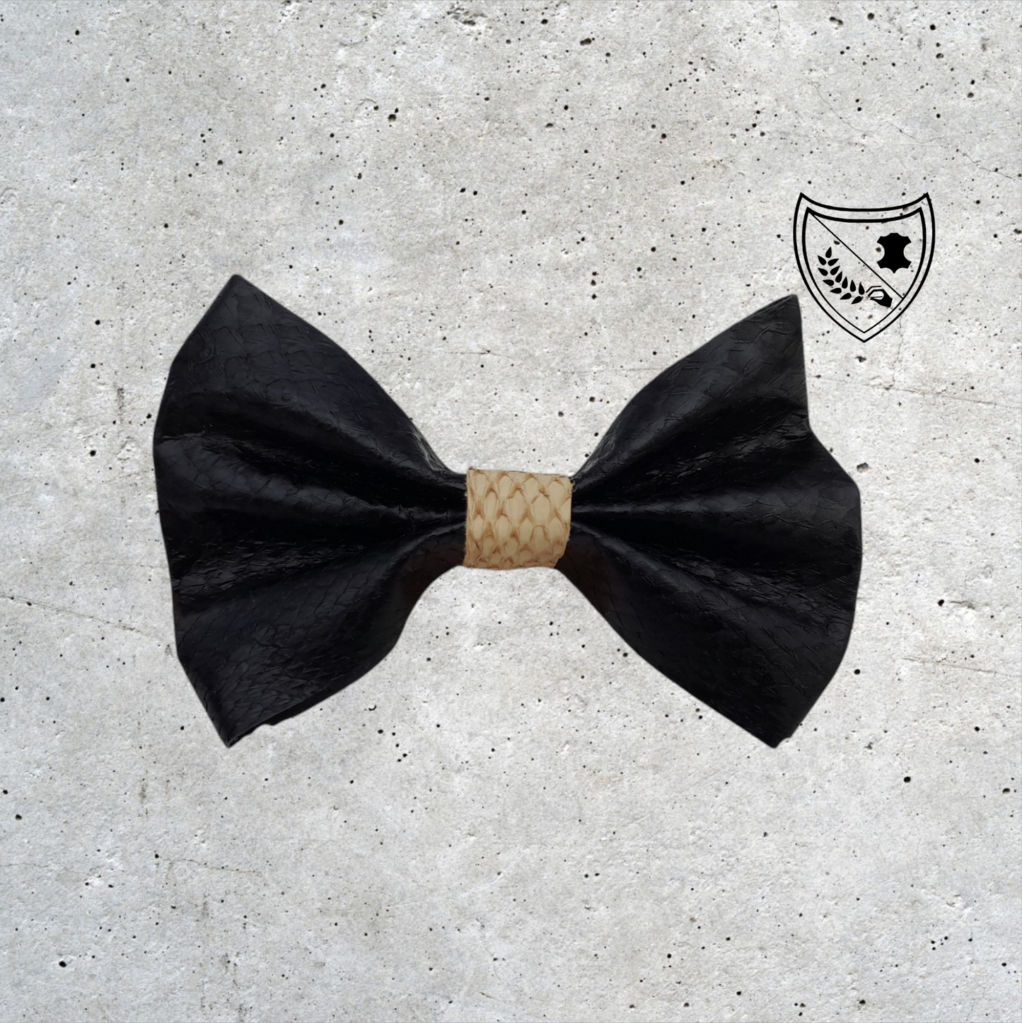 Nœud papillon cuir de saumon homme | femme noir centre beige, fabriqué en Belgique, vue de face