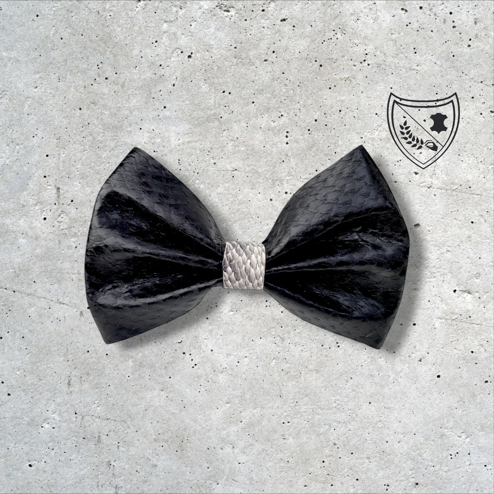 Nœud papillon cuir de saumon homme | femme noir centre  blanc et noir, fabriqué en Belgique, vue de face