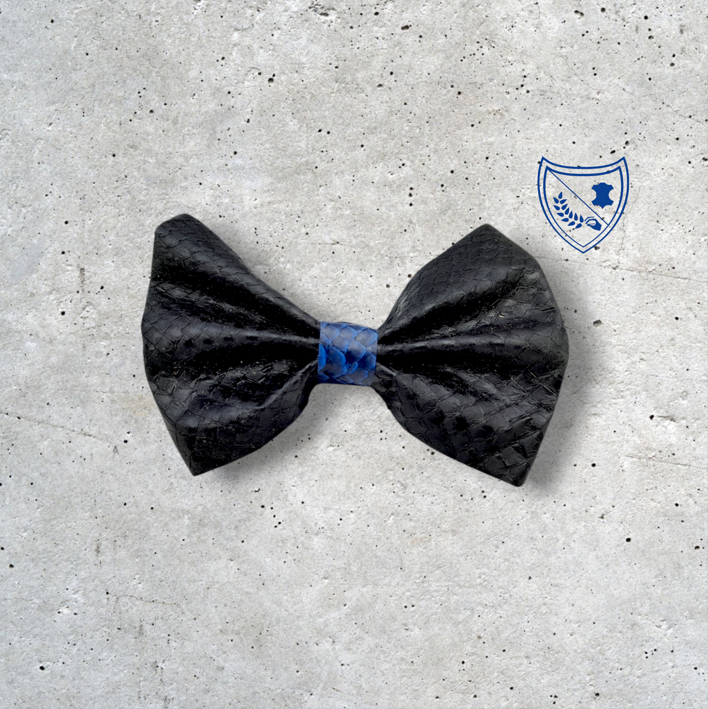 Nœud papillon cuir de saumon homme | femme noir centre bleu marine et noir, fabriqué en Belgique, vue de face