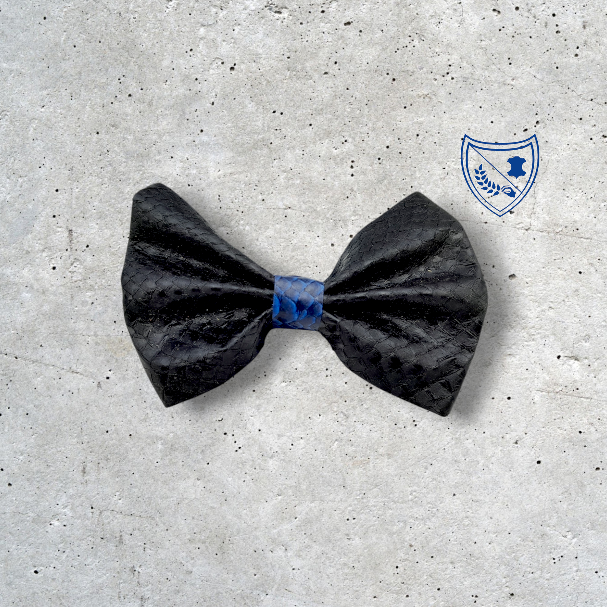 Nœud papillon cuir de saumon homme | femme noir centre bleu marine et noir, fabriqué en Belgique, vue de face