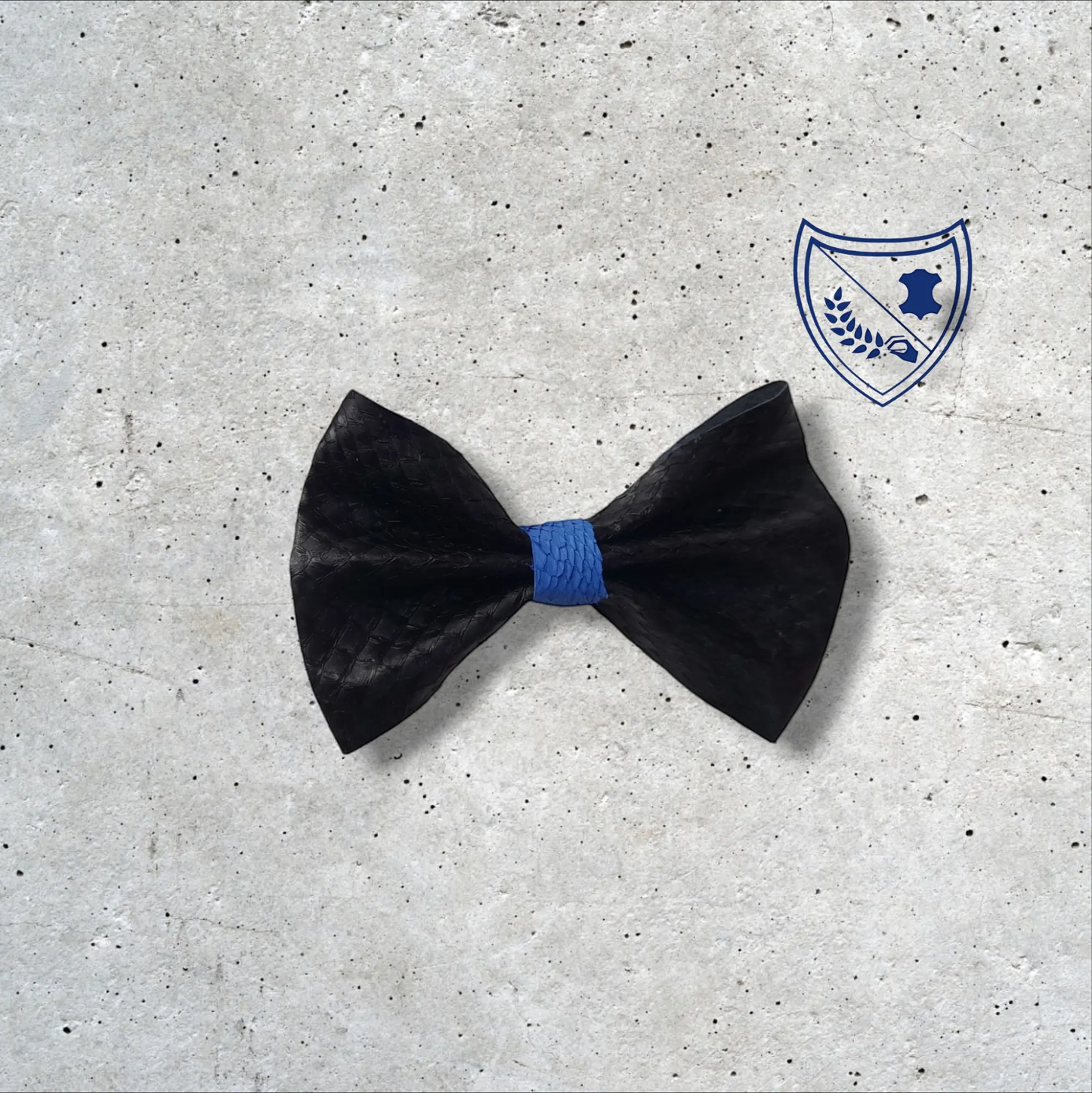 Nœud papillon cuir de saumon homme | femme noir centre bleu roi, fabriqué en Belgique, vue de face