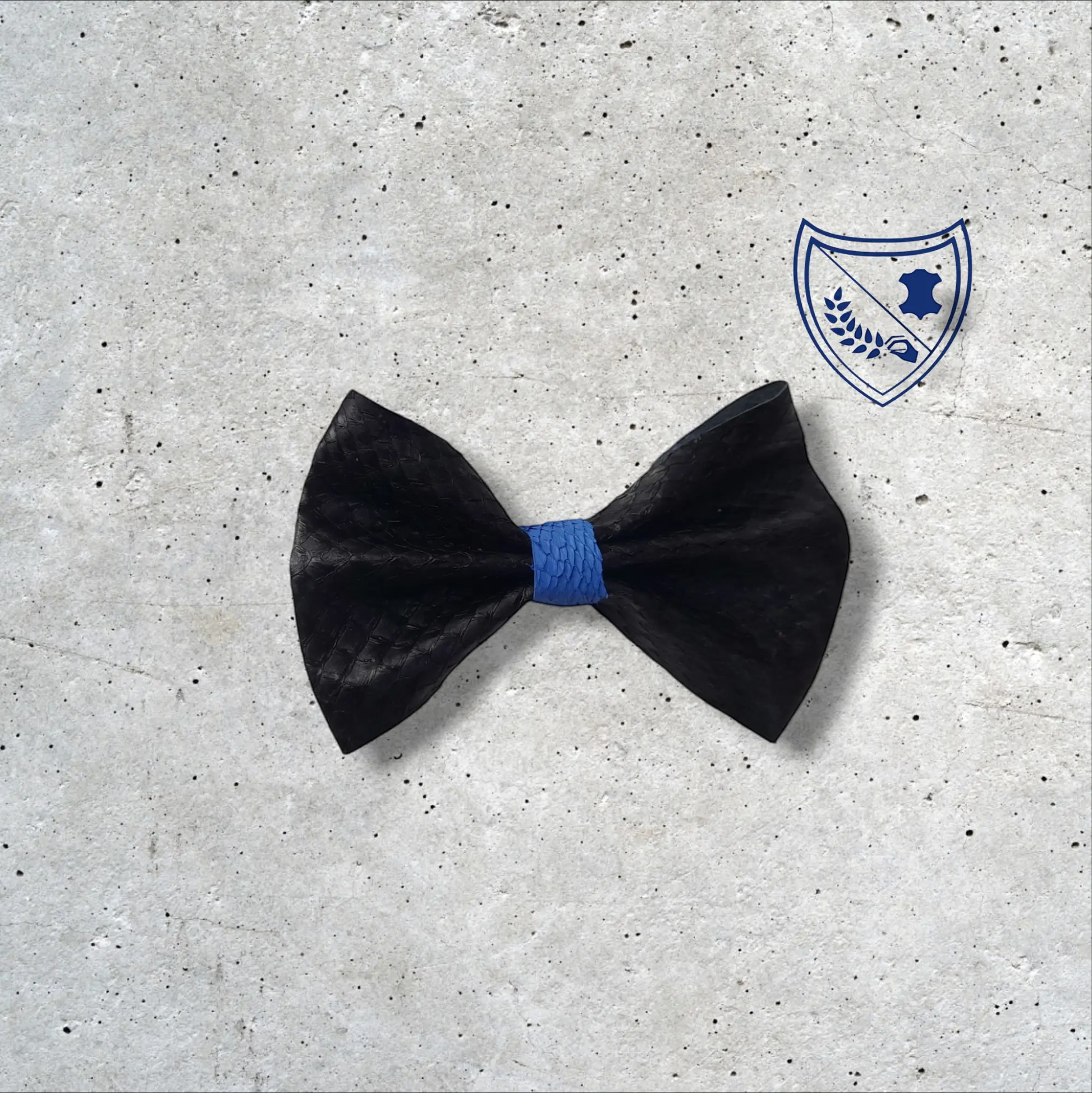 Nœud papillon cuir de saumon homme | femme noir centre bleu roi, fabriqué en Belgique, vue de face