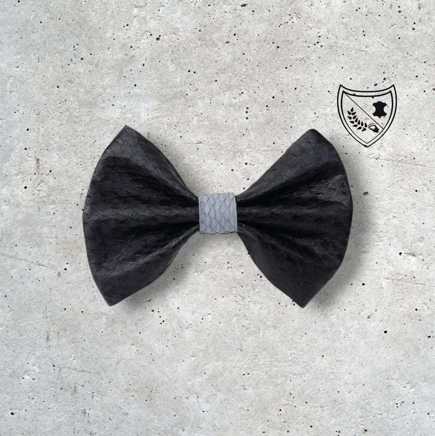 Nœud papillon cuir de saumon homme | femme noir centre gris clair, fabriqué en Belgique, vue de face