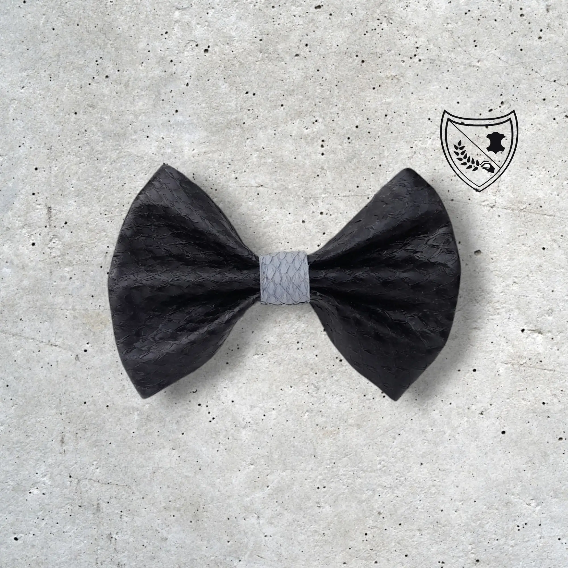 Nœud papillon cuir de saumon homme | femme noir centre gris clair, fabriqué en Belgique, vue de face