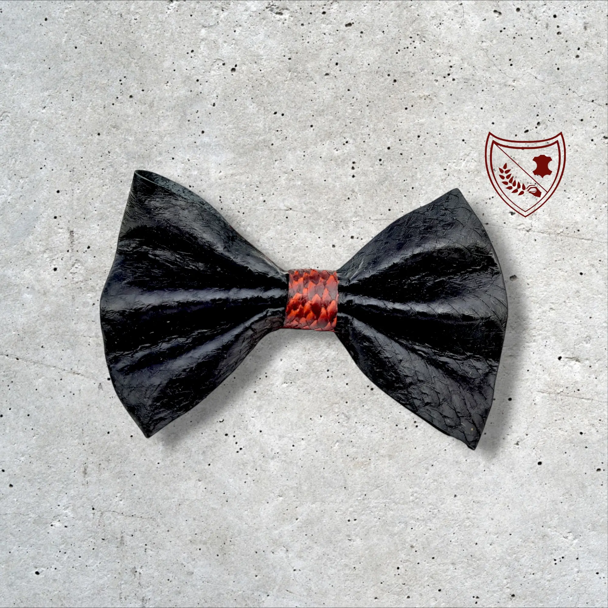 Nœud papillon cuir de saumon homme | femme noir centre rouge et noir, fabriqué en Belgique, vue de face