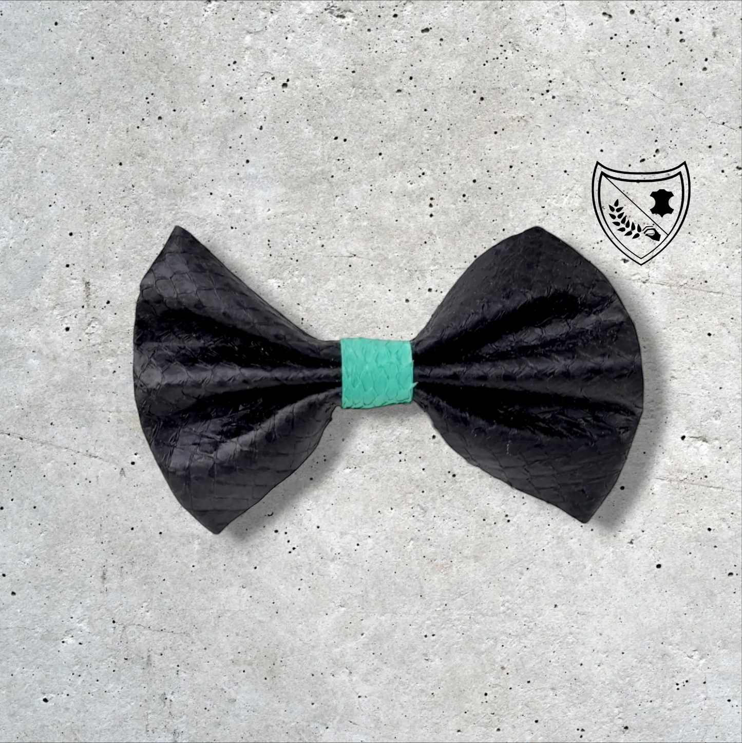 Nœud papillon cuir de saumon homme | femme noir centre vert de jade, fabriqué en Belgique, vue de face