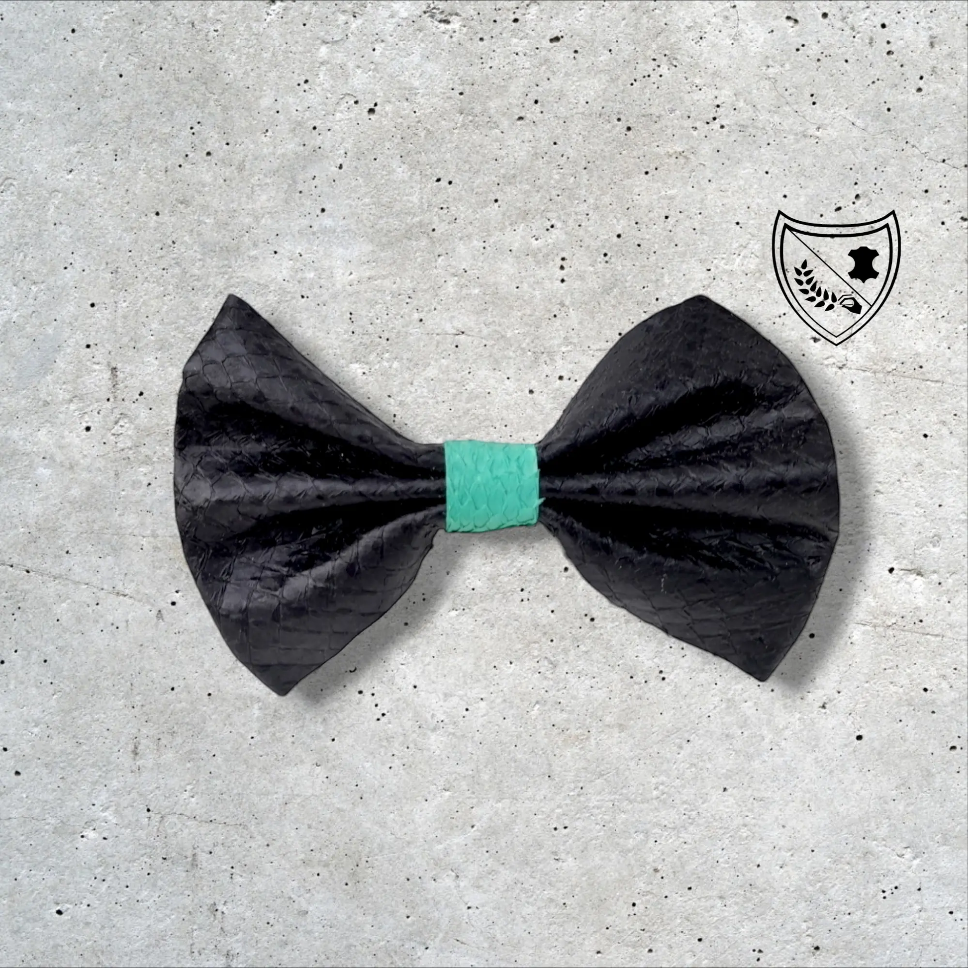 Nœud papillon cuir de saumon homme | femme noir centre vert de jade, fabriqué en Belgique, vue de face