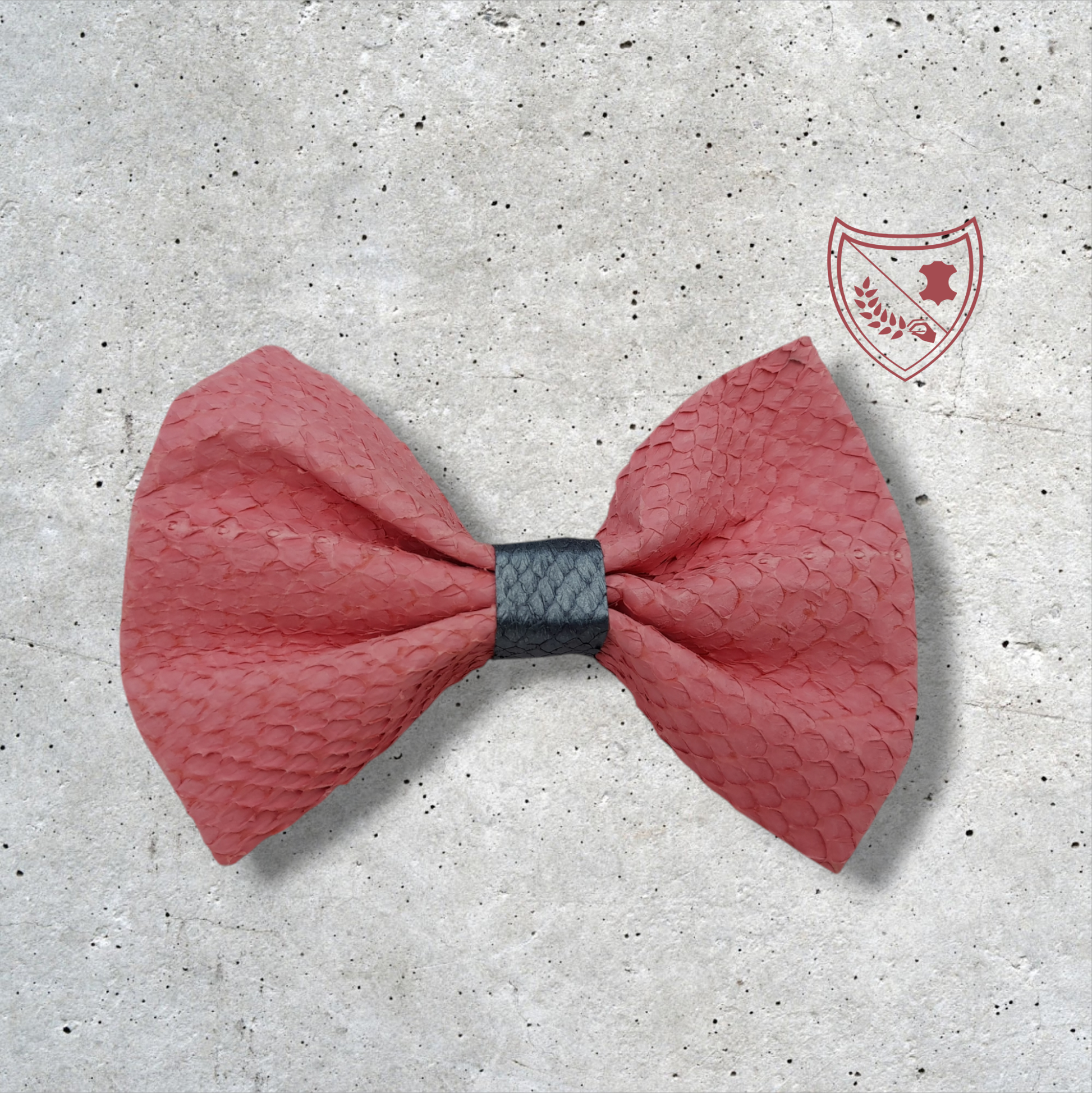 Nœud papillon cuir de saumon homme | femme rose centre argenté, fabriqué en Belgique, vue de face